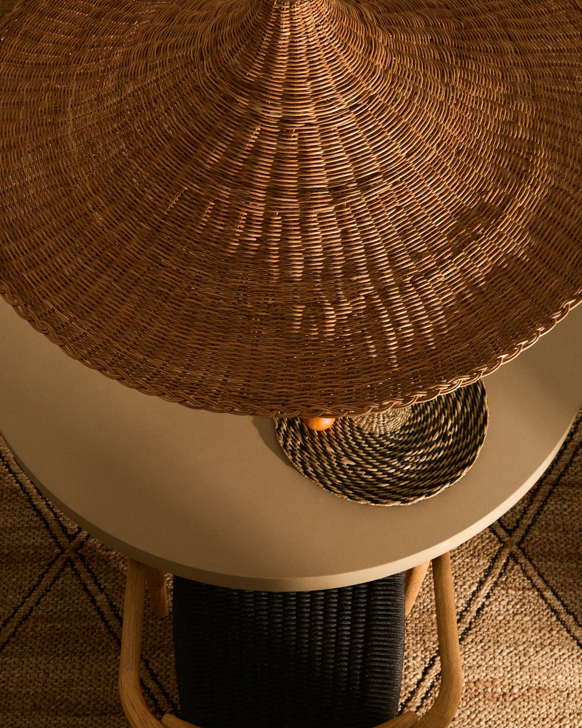 Runder Lampenschirm aus handgeflochtenem Rattan mit Eisengestell, natürlicher Farbton, Durchmesser 90 cm, Ansicht von unten.