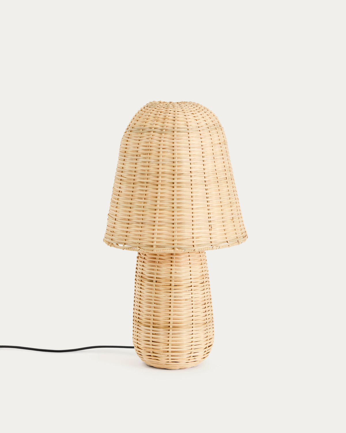 Tischlampe Neuda aus Rattan mit hellem Finish in Natur präsentiert im Onlineshop von KAQTU Design AG. Tischleuchte ist von Kave Home