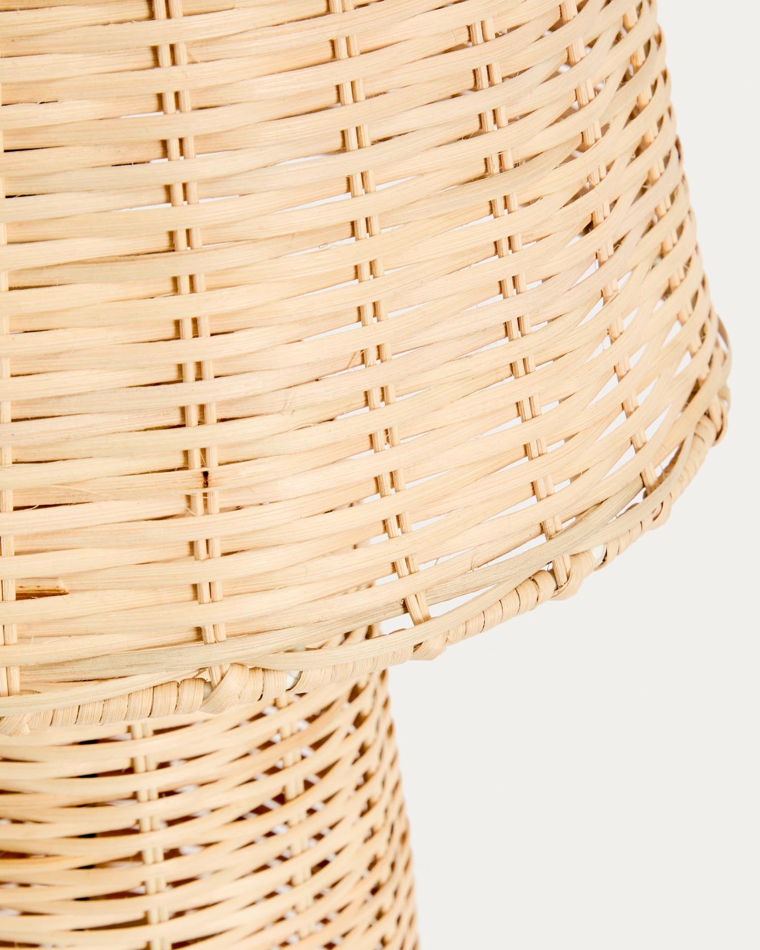 Tischlampe Neuda aus Rattan mit hellem Finish in Natur präsentiert im Onlineshop von KAQTU Design AG. Tischleuchte ist von Kave Home