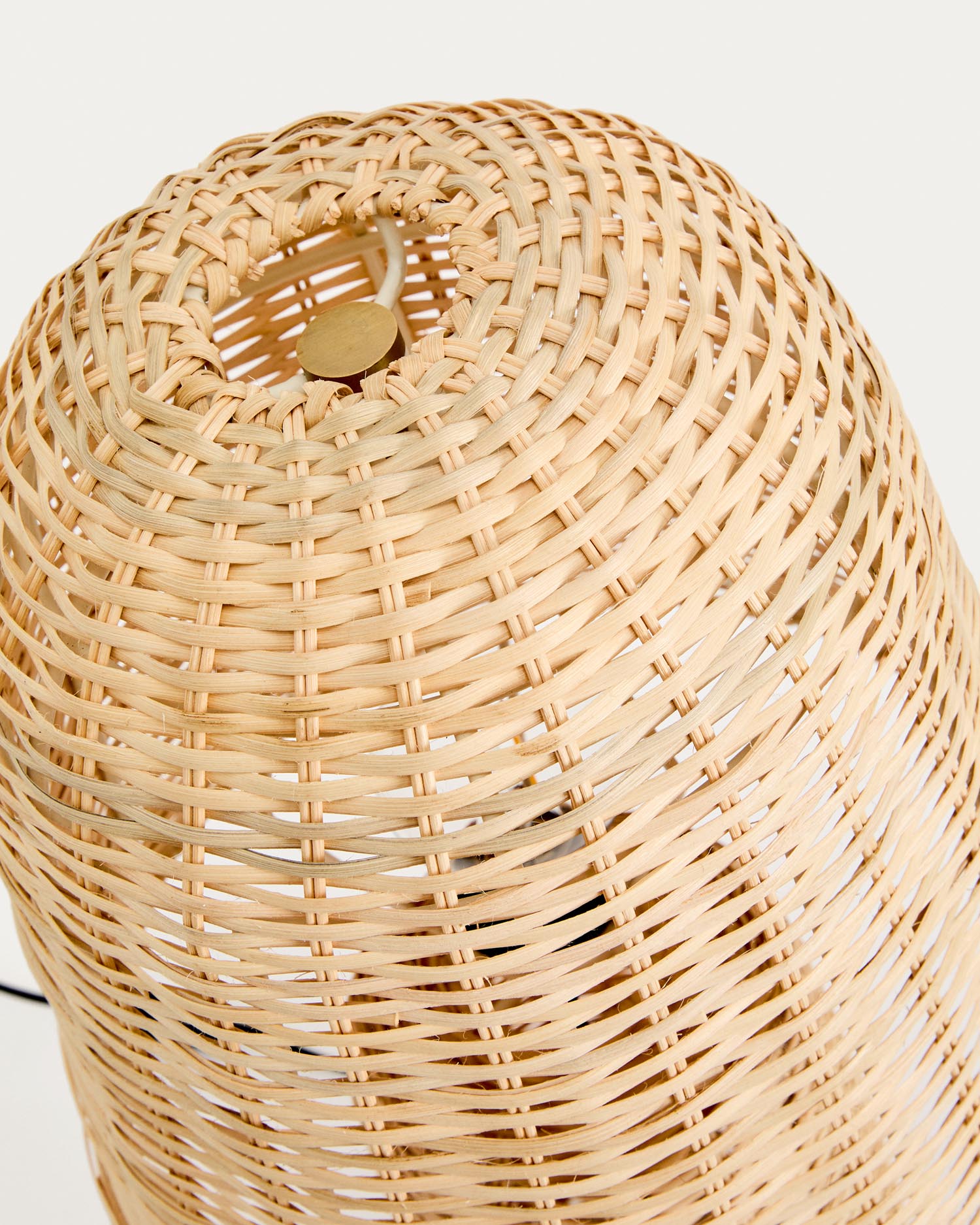 Tischlampe Neuda aus Rattan mit hellem Finish in Natur präsentiert im Onlineshop von KAQTU Design AG. Tischleuchte ist von Kave Home