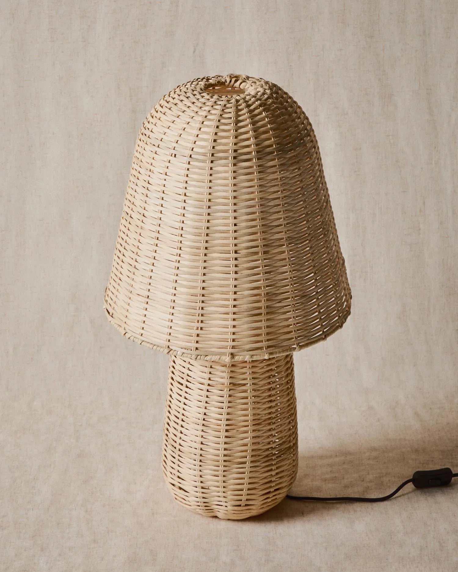 Tischlampe Neuda aus Rattan mit hellem Finish in Natur präsentiert im Onlineshop von KAQTU Design AG. Tischleuchte ist von Kave Home
