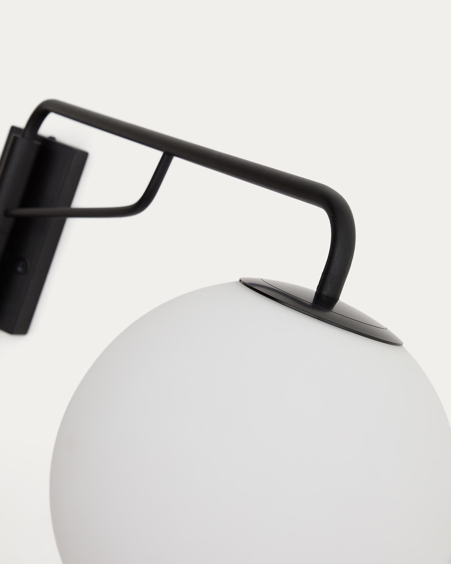 Wandleuchte Eilo aus schwarzem Stahl mit Kugel aus mattiertem Glas in Schwarz präsentiert im Onlineshop von KAQTU Design AG. Wandleuchte ist von Kave Home