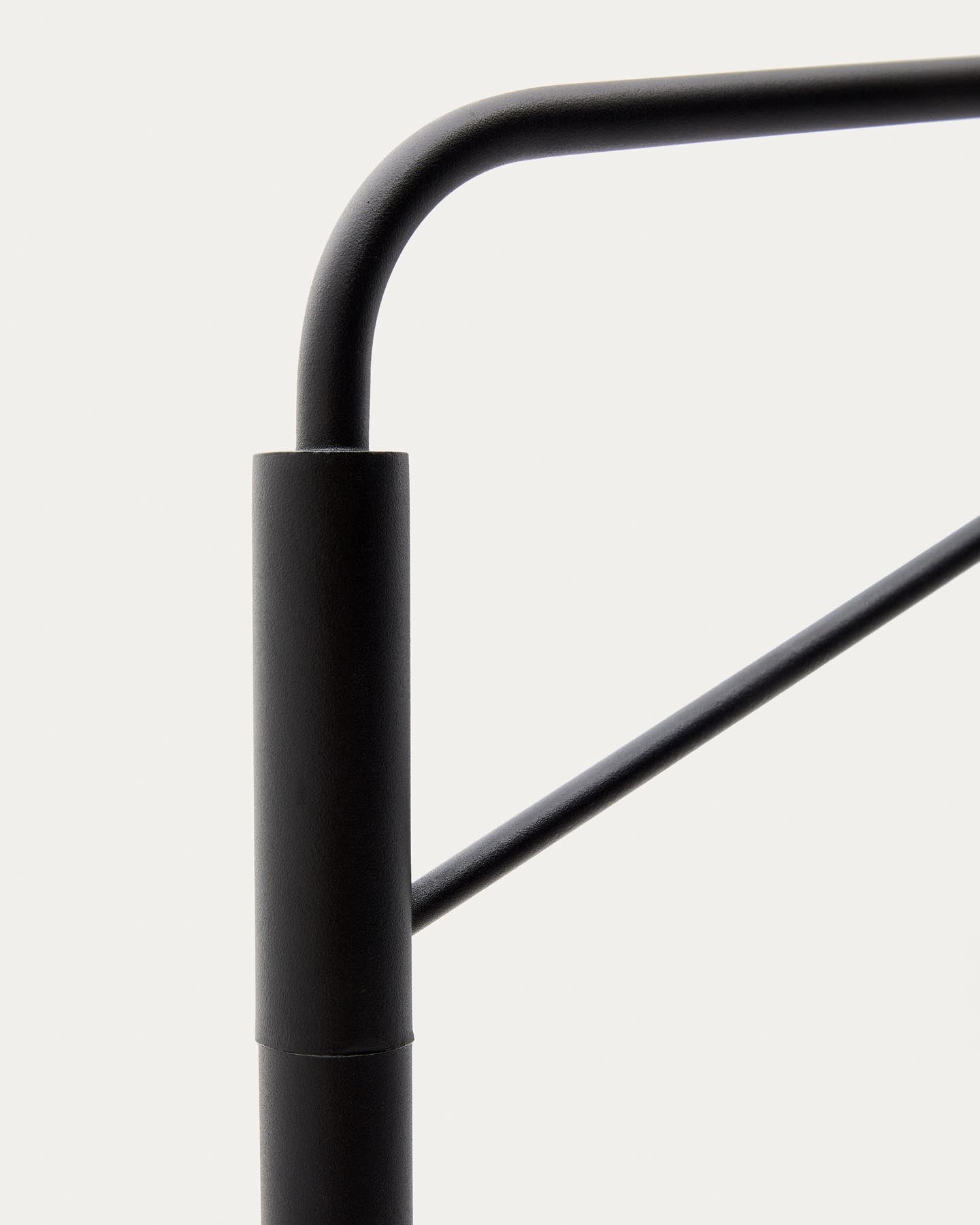 Stehlampe Eilo aus schwarzem Stahl mit Kugel aus mattiertem Glas in Schwarz präsentiert im Onlineshop von KAQTU Design AG. Stehleuchte ist von Kave Home