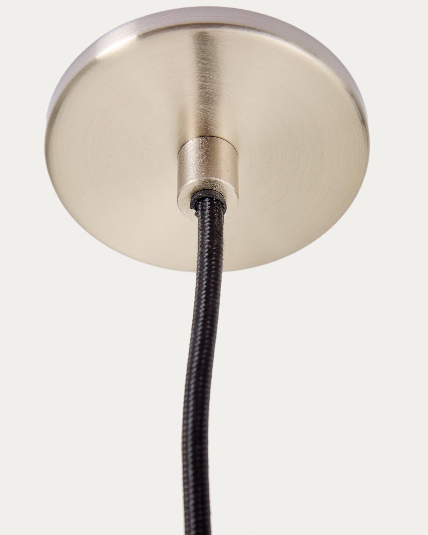 Deckenleuchte Nuvira aus hellgrauem gebürstetem Metall in Silber präsentiert im Onlineshop von KAQTU Design AG. Lampenschirm ist von Kave Home