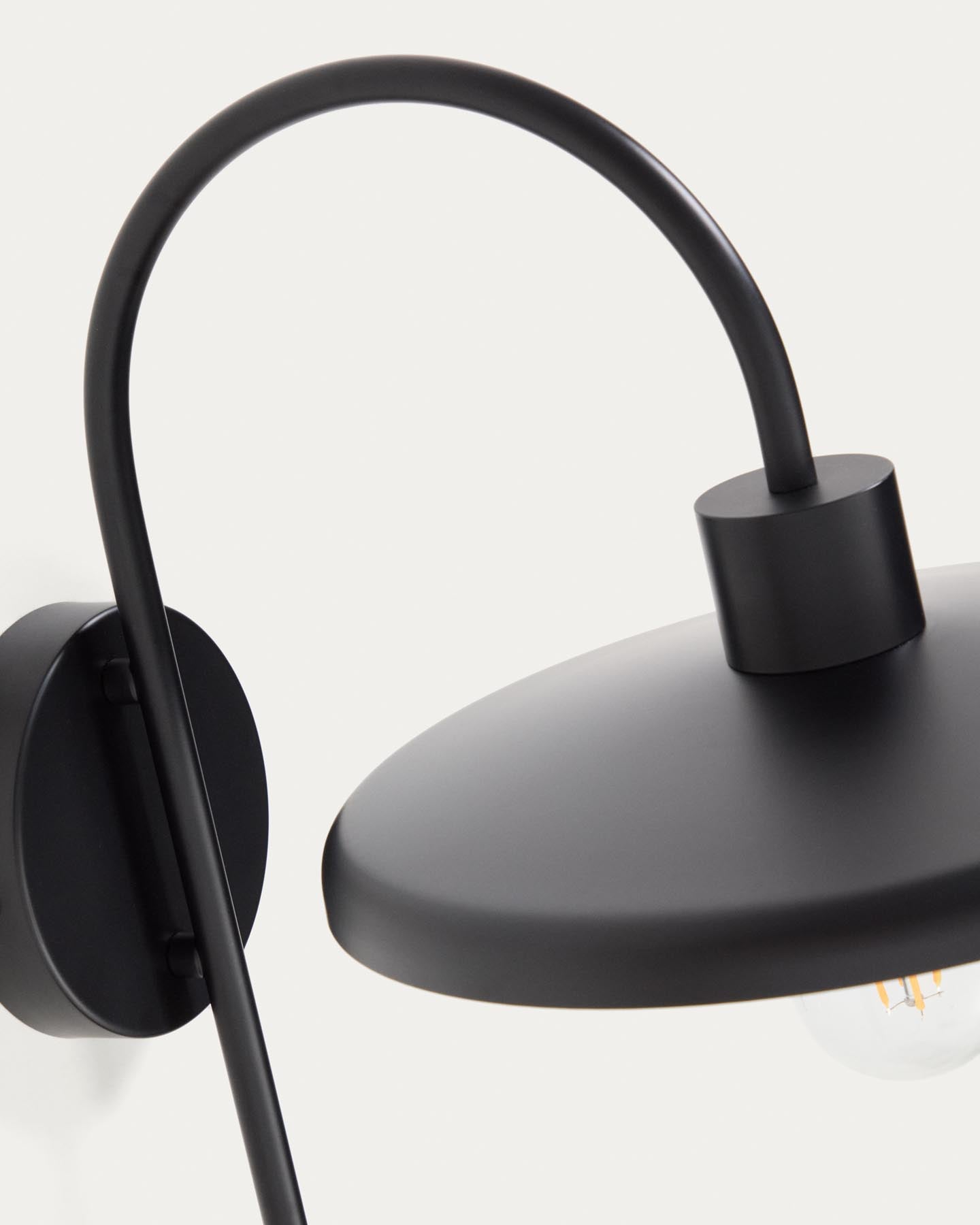 Wandleuchte Nuvira aus schwarzem satiniertem Metall in Schwarz präsentiert im Onlineshop von KAQTU Design AG. Wandleuchte ist von Kave Home