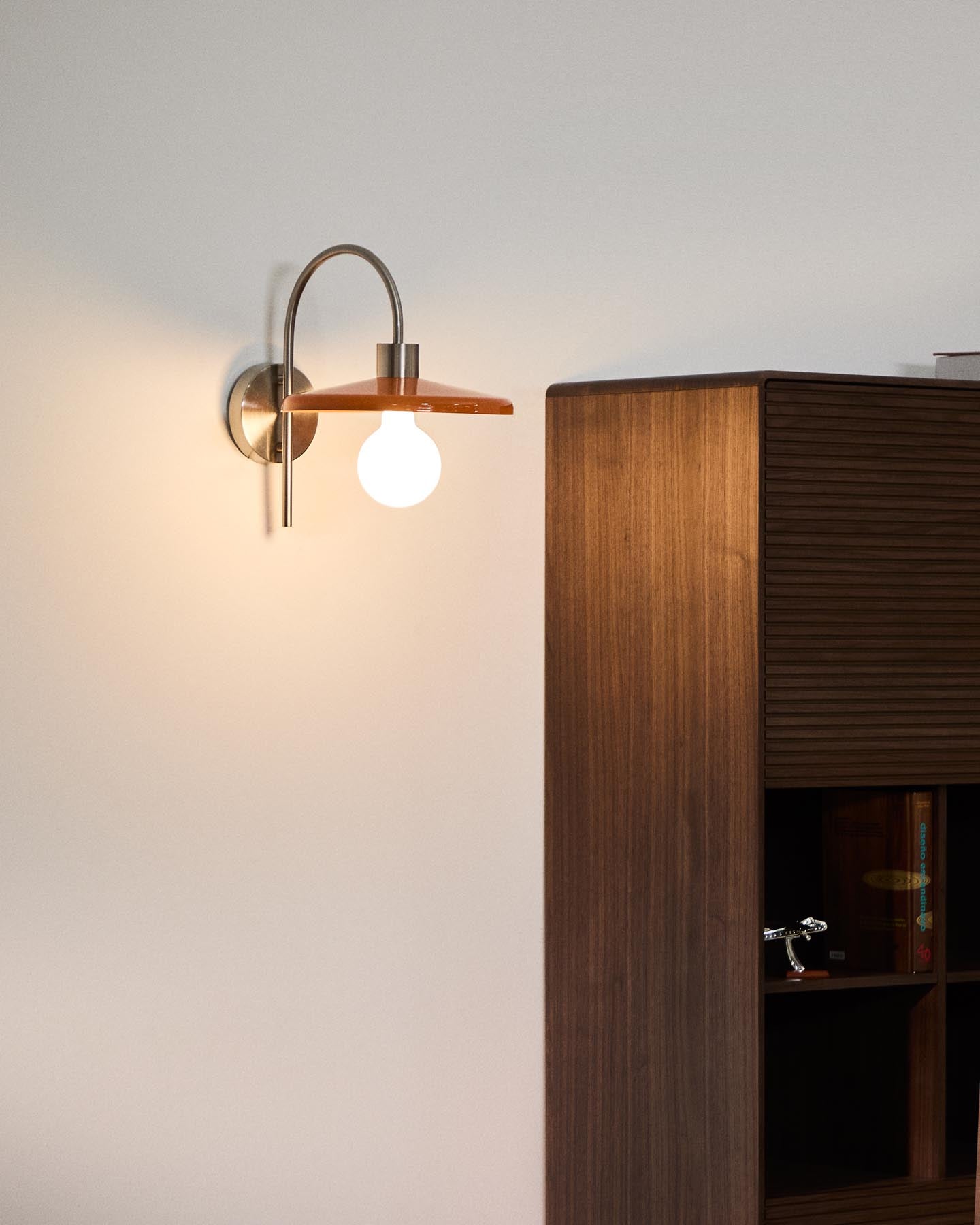 Wandleuchte Nuvira aus hellgrauem gebürstetem Metall mit orangefarbenem Schirm in Orange präsentiert im Onlineshop von KAQTU Design AG. Wandleuchte ist von Kave Home