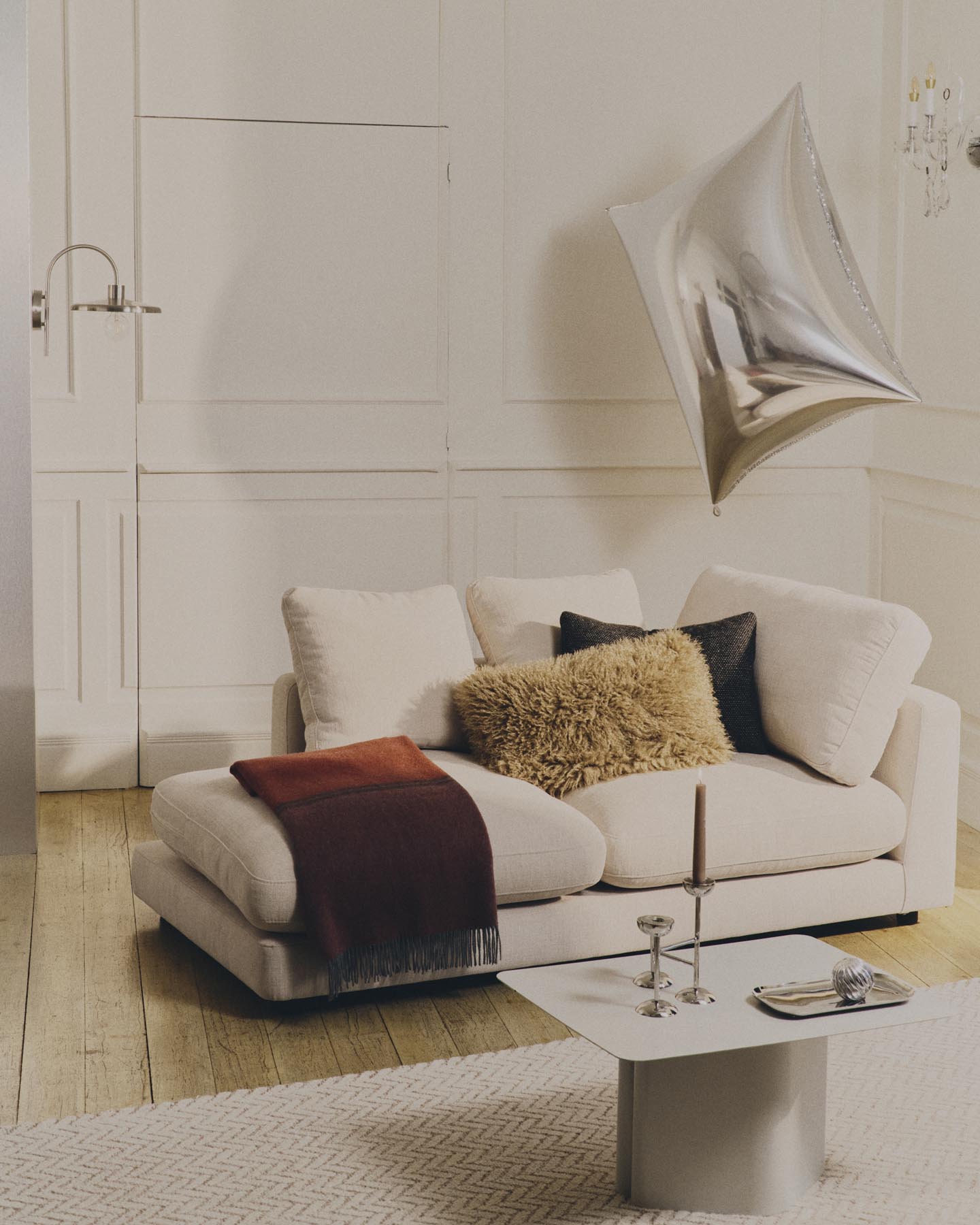 Wandleuchte Nuvira aus hellgrauem gebürstetem Metall in Silber präsentiert im Onlineshop von KAQTU Design AG. Wandleuchte ist von Kave Home