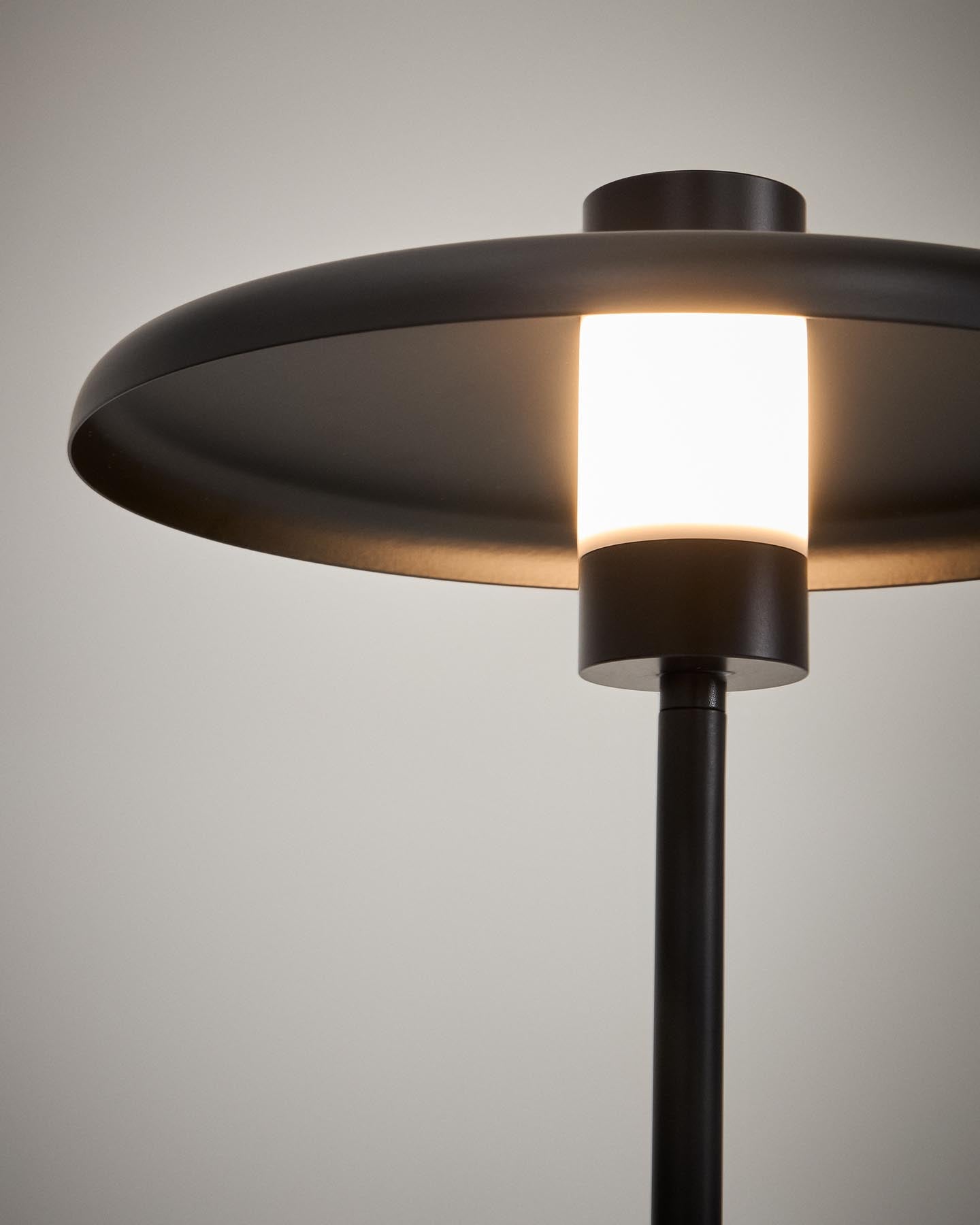 Stehlampe Nuvira aus schwarzem satiniertem Metall in Schwarz präsentiert im Onlineshop von KAQTU Design AG. Stehleuchte ist von Kave Home
