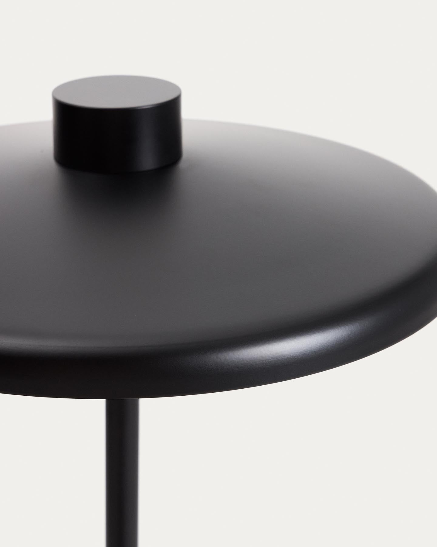 Stehlampe Nuvira aus schwarzem satiniertem Metall in Schwarz präsentiert im Onlineshop von KAQTU Design AG. Stehleuchte ist von Kave Home