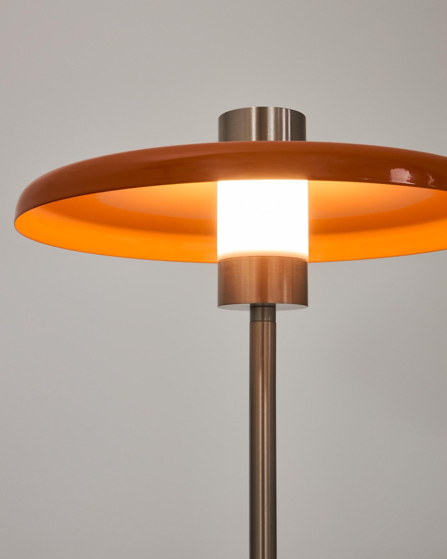 Stehlampe Nuvira aus hellgrauem gebürstetem Metall mit orangefarbenem Schirm in Orange präsentiert im Onlineshop von KAQTU Design AG. Stehleuchte ist von Kave Home