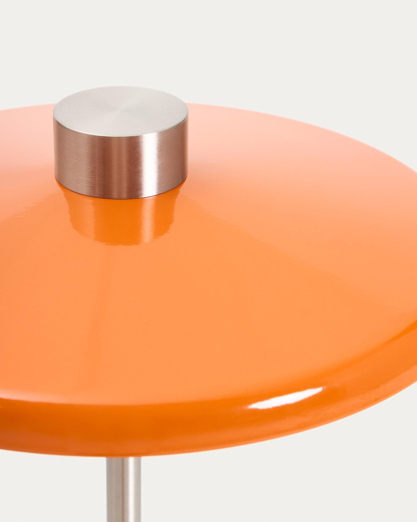 Stehlampe Nuvira aus hellgrauem gebürstetem Metall mit orangefarbenem Schirm in Orange präsentiert im Onlineshop von KAQTU Design AG. Stehleuchte ist von Kave Home