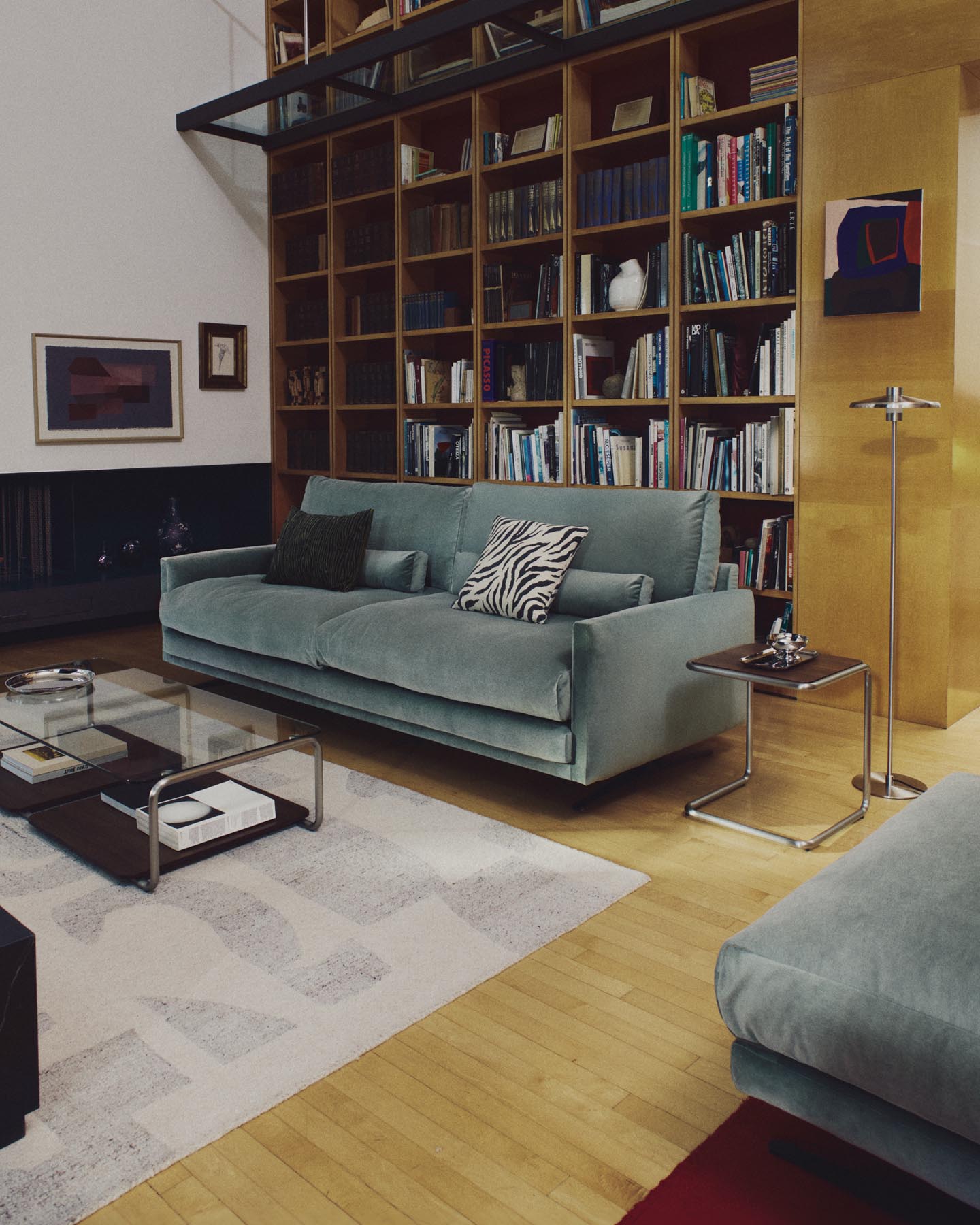 Stehlampe Nuvira aus hellgrauem gebürstetem Metall in Silber präsentiert im Onlineshop von KAQTU Design AG. Stehleuchte ist von Kave Home