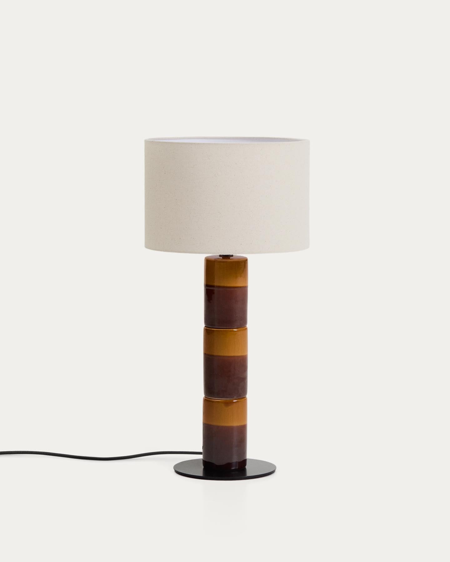 Tischlampe Mavran mit Baumwollschirm und Keramiksockel in Braun und Senfgelb in Mehrfarbig präsentiert im Onlineshop von KAQTU Design AG. Tischleuchte ist von Kave Home