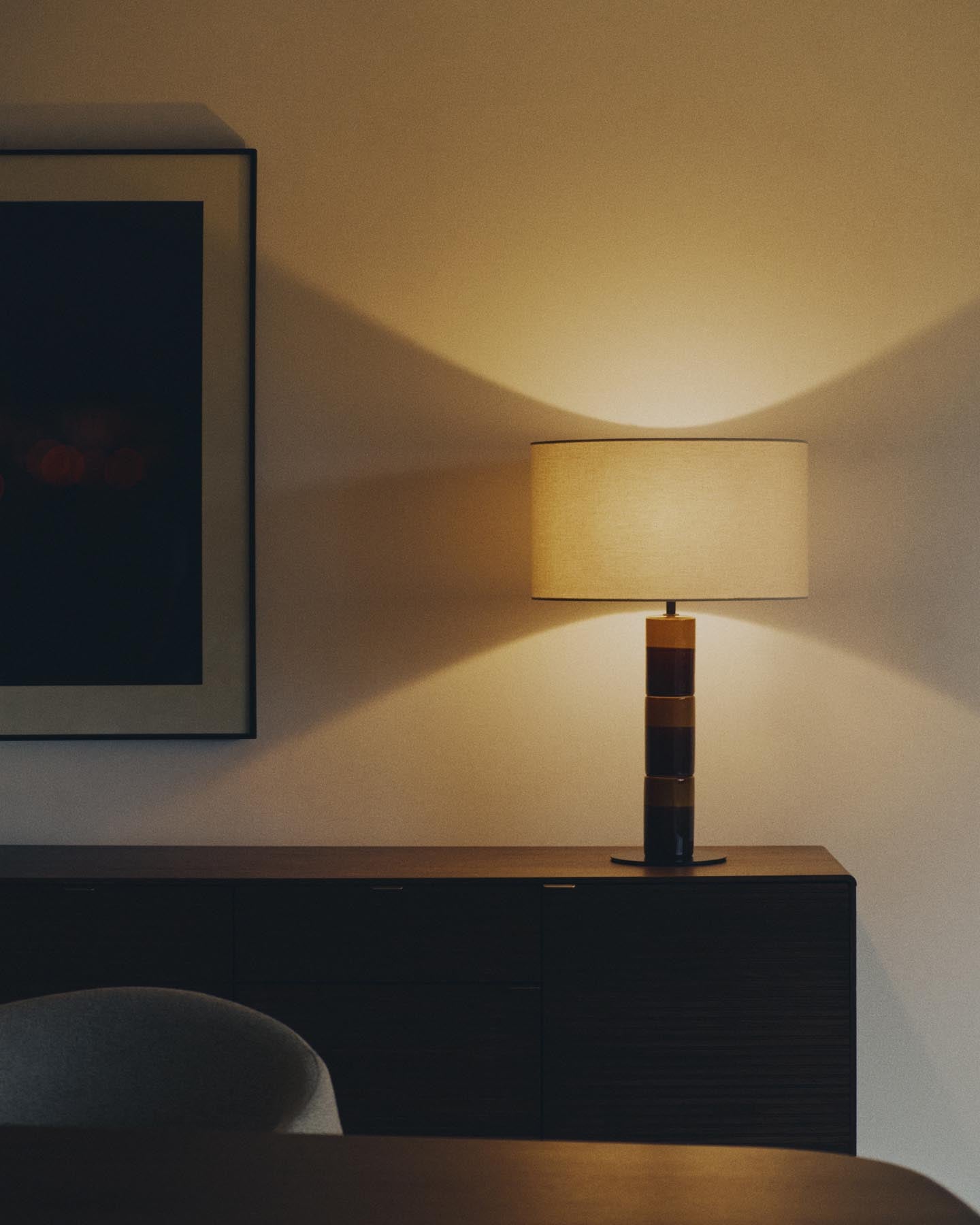 Tischlampe Mavran mit Baumwollschirm und Keramiksockel in Braun und Senfgelb in Mehrfarbig präsentiert im Onlineshop von KAQTU Design AG. Tischleuchte ist von Kave Home