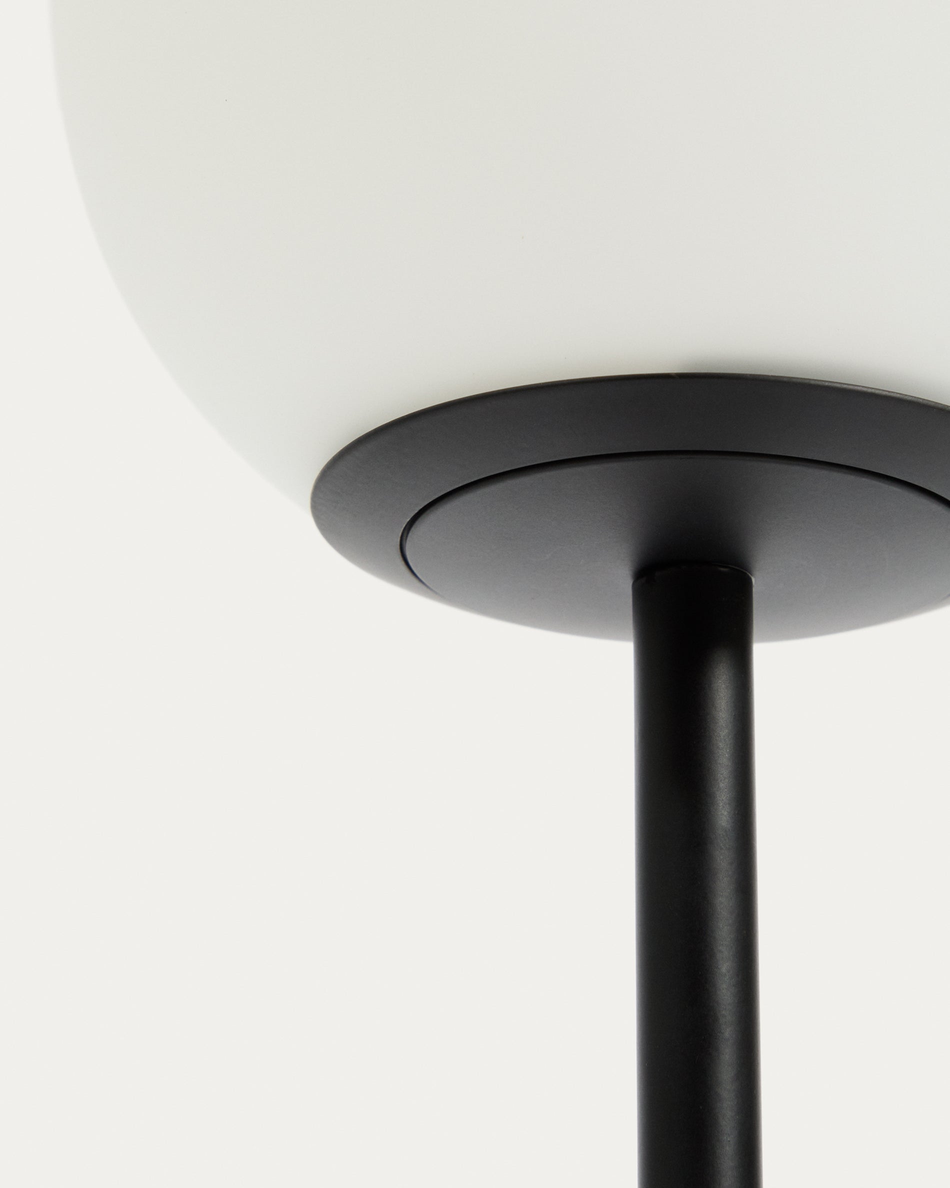 Tischlampe Brisia aus Metall mit schwarzem Finish und einer Glaskugel Ø15 cm in Schwarz präsentiert im Onlineshop von KAQTU Design AG. Tischleuchte ist von Kave Home