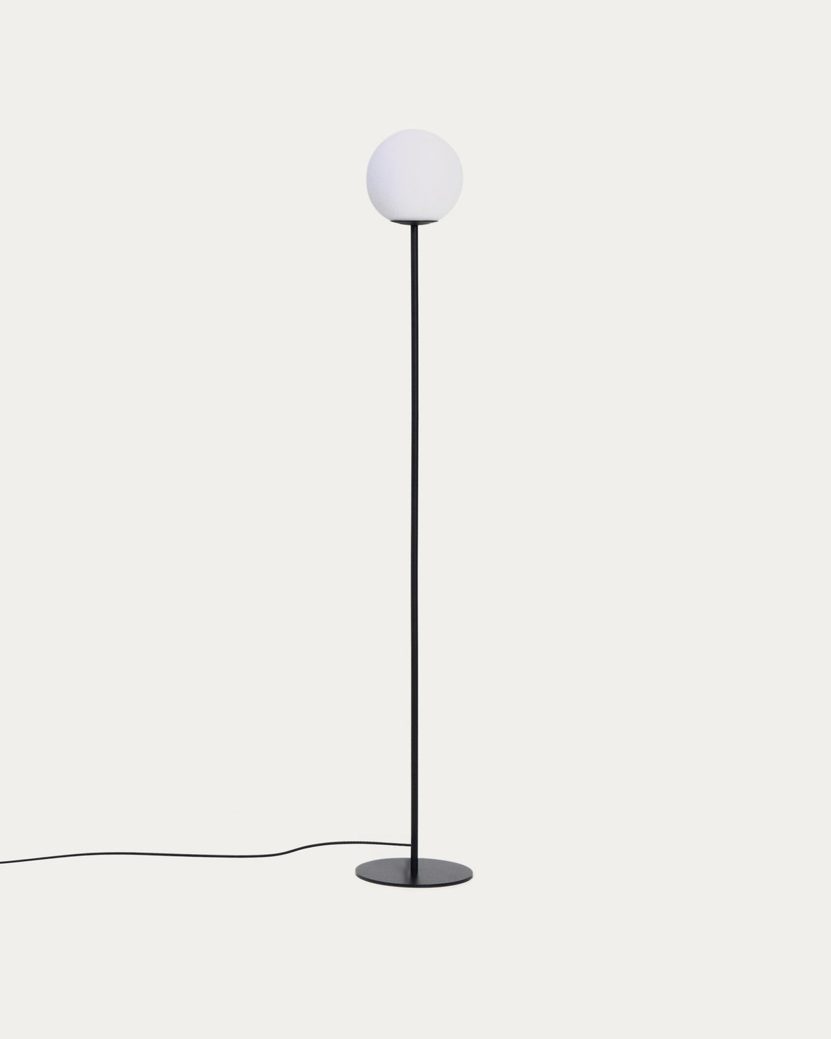 Stehlampe Brisia aus Metall mit schwarzem Finish und einer Glaskugel Ø20 cm in Schwarz, Weiss präsentiert im Onlineshop von KAQTU Design AG. Stehleuchte ist von Kave Home