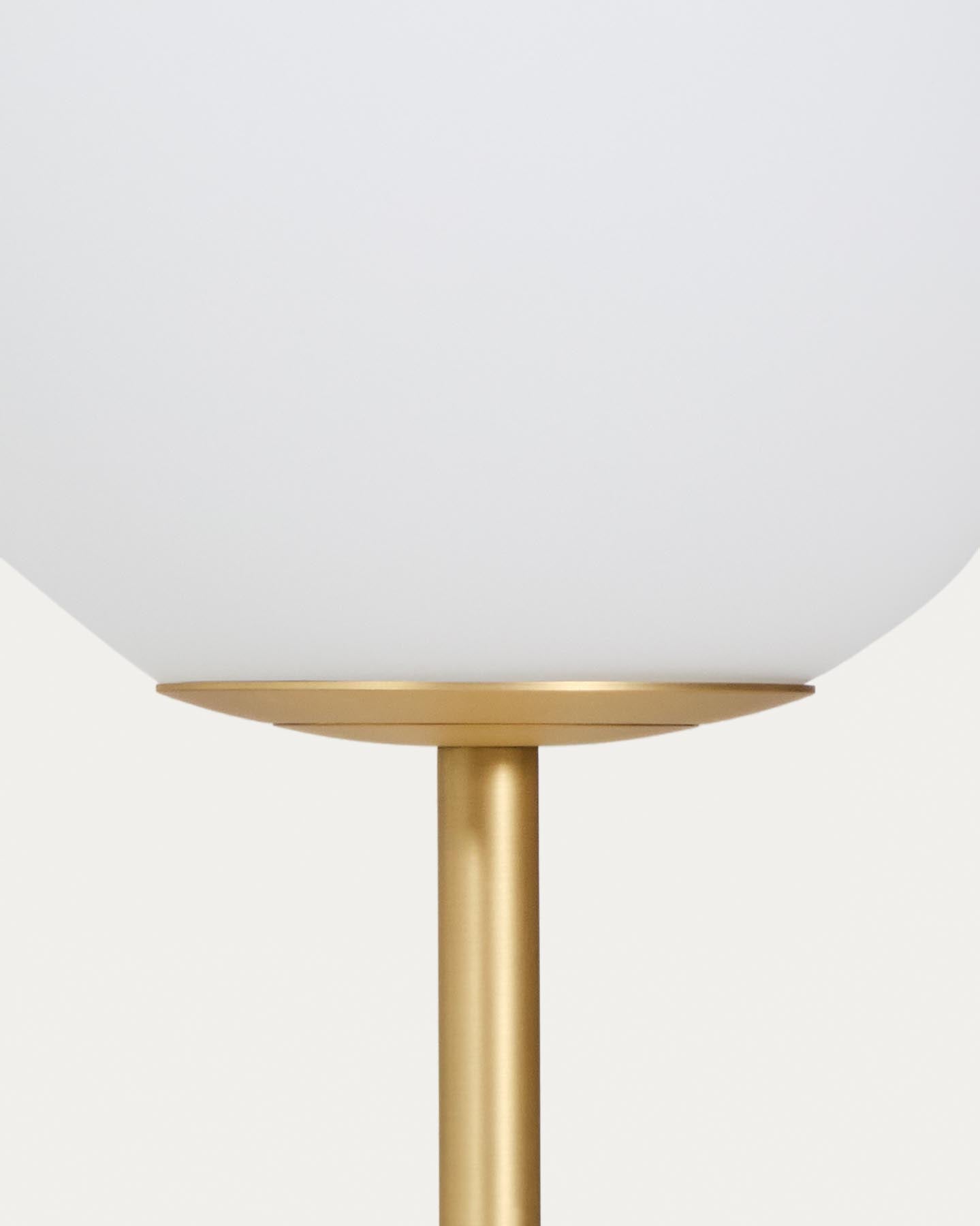 Stehlampe Brisia aus Metall mit gebürstetem Messing-Finish und einer mattierten Glaskugel Ø 25 cm in Gold präsentiert im Onlineshop von KAQTU Design AG. Stehleuchte ist von Kave Home