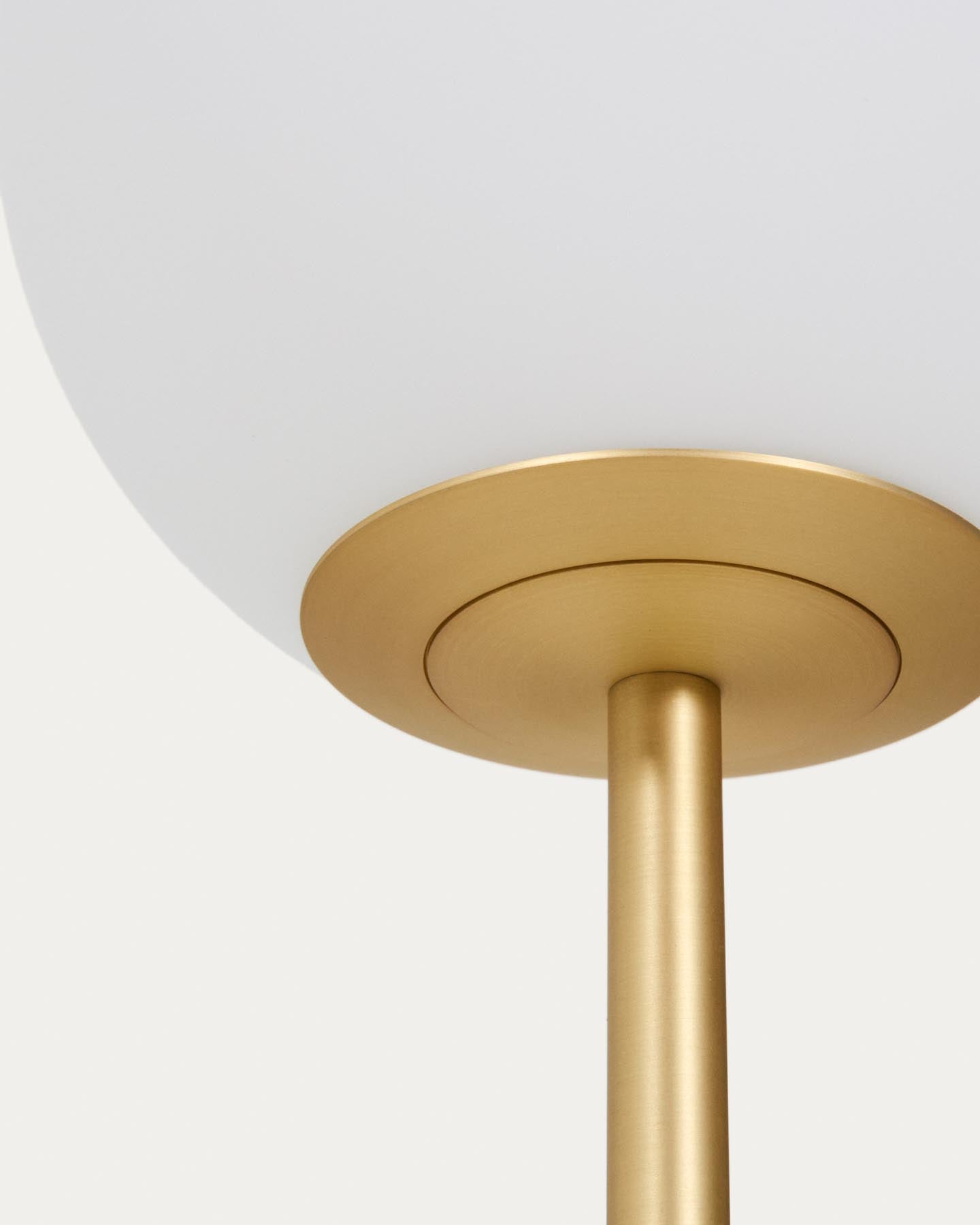 Stehlampe Brisia aus Metall mit gebürstetem Messing-Finish und einer mattierten Glaskugel Ø 25 cm in Gold präsentiert im Onlineshop von KAQTU Design AG. Stehleuchte ist von Kave Home