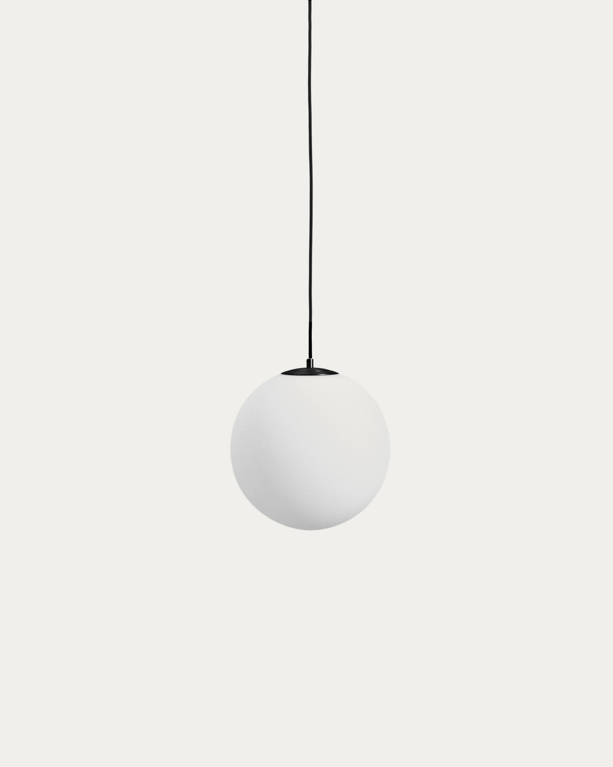 Deckenleuchte Brisia aus Metall mit schwarzem Finish und einer Glaskugel Ø30 cm in Schwarz präsentiert im Onlineshop von KAQTU Design AG. Lampenschirm ist von Kave Home