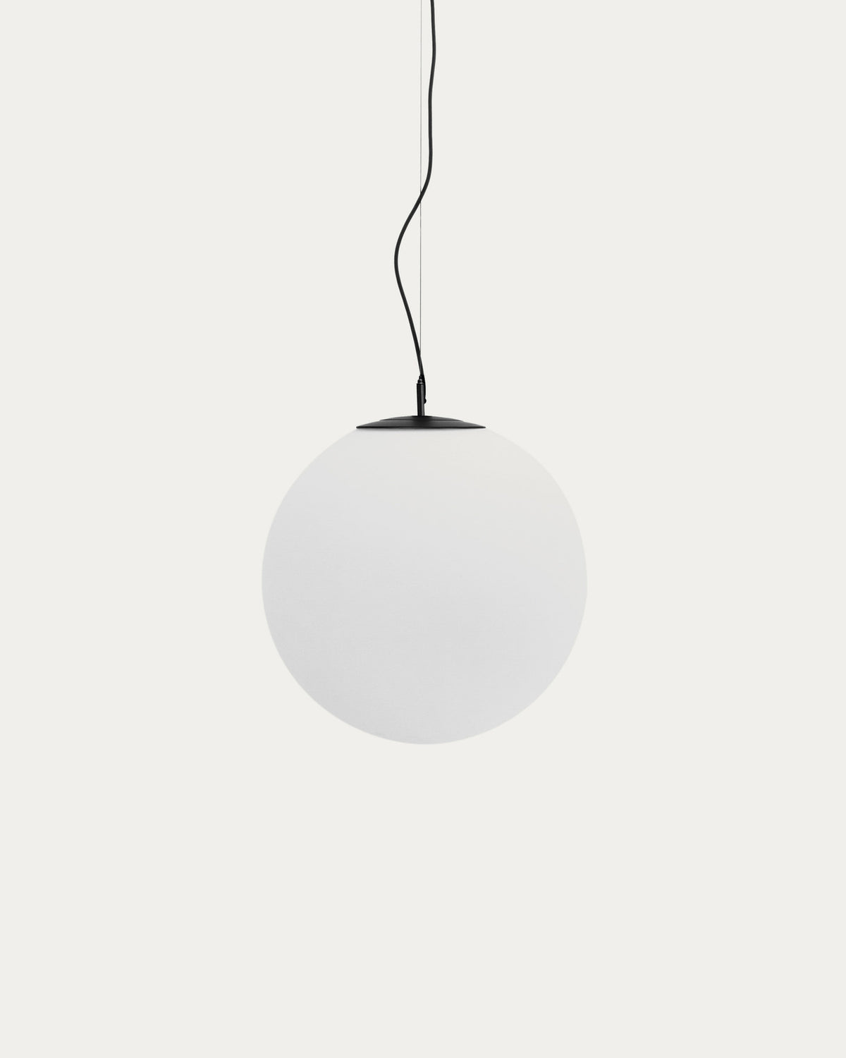 Deckenleuchte Brisia aus Metall mit schwarzem Finish und einer Glaskugel Ø50 cm in Schwarz präsentiert im Onlineshop von KAQTU Design AG. Lampenschirm ist von Kave Home