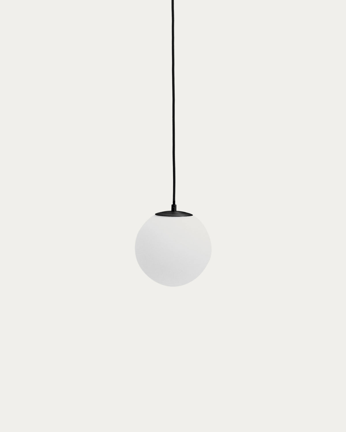 Deckenleuchte Brisia aus Metall mit schwarzem Finish und einer Glaskugel Ø15 cm in Schwarz präsentiert im Onlineshop von KAQTU Design AG. Lampenschirm ist von Kave Home