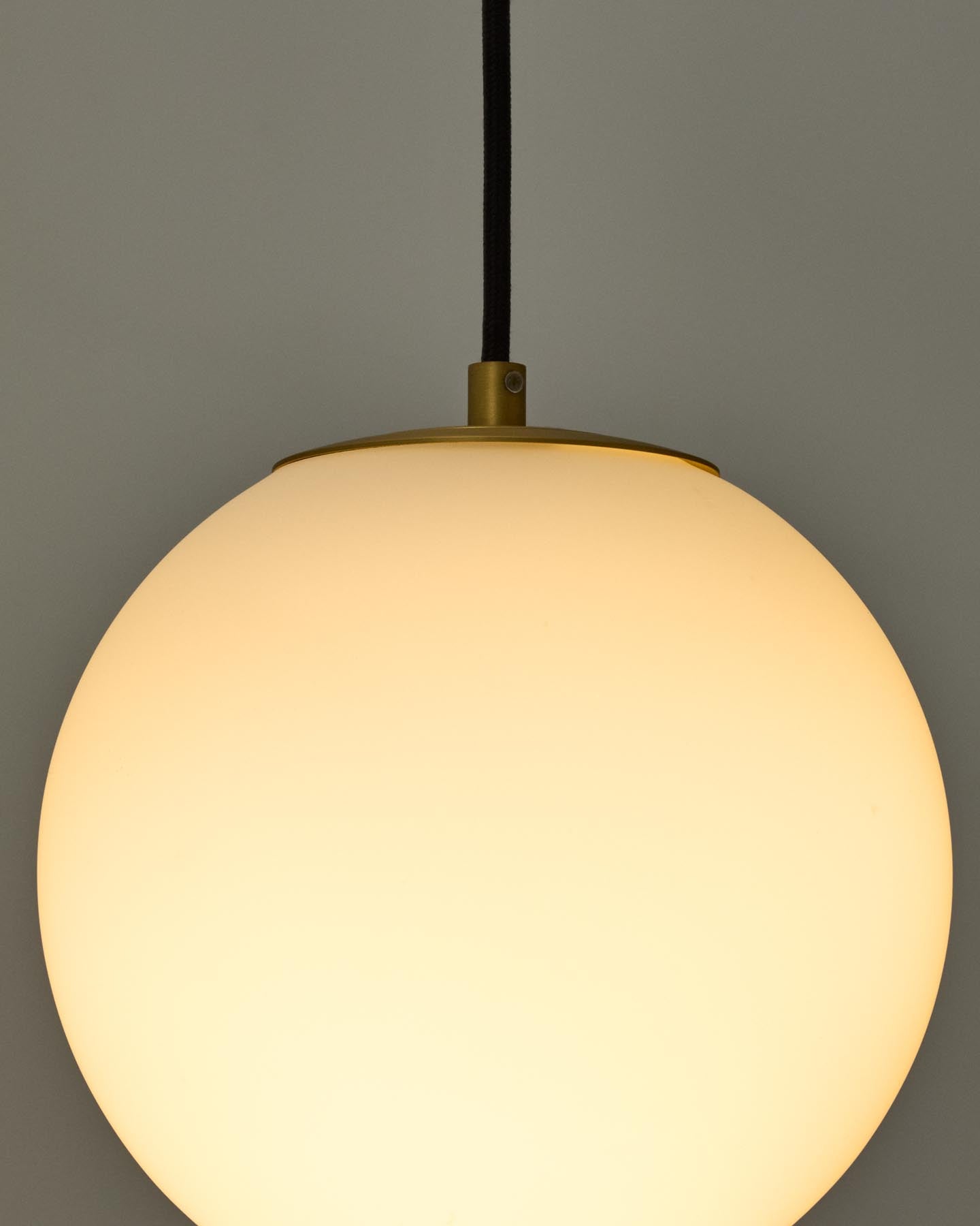 Deckenleuchte Brisia aus Metall mit gebürstetem Messing-Finish und einer mattierten Glaskugel Ø 15 cm in Gold präsentiert im Onlineshop von KAQTU Design AG. Lampenschirm ist von Kave Home