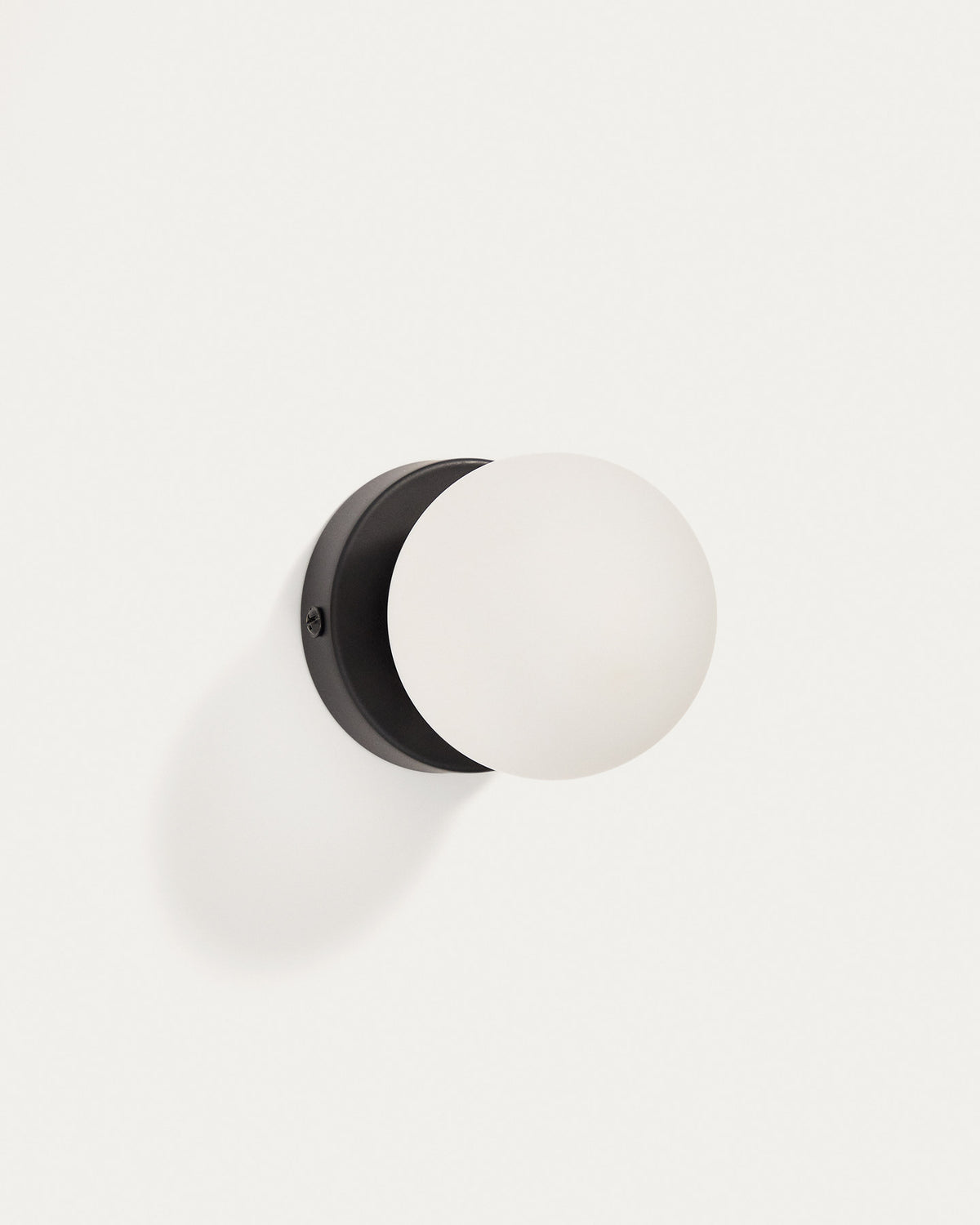 Wandleuchte Brisia aus Metall mit schwarzem Finish und einer Glaskugel Ø8 cm in Schwarz, Weiss präsentiert im Onlineshop von KAQTU Design AG. Wandleuchte ist von Kave Home