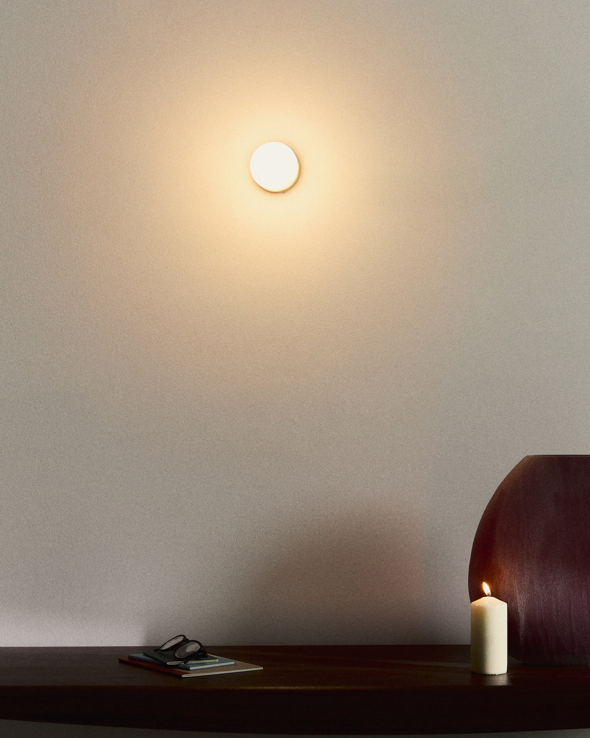 Wandleuchte Brisia aus Metall mit gebürstetem Messing-Finish und einer mattierten Glaskugel Ø 8 cm in Gold präsentiert im Onlineshop von KAQTU Design AG. Wandleuchte ist von Kave Home