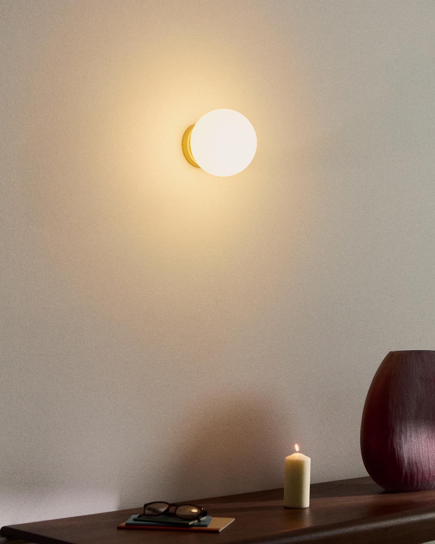 Wandleuchte Brisia aus Metall mit gebürstetem Messing-Finish und einer mattierten Glaskugel Ø 15 cm in Gold präsentiert im Onlineshop von KAQTU Design AG. Wandleuchte ist von Kave Home