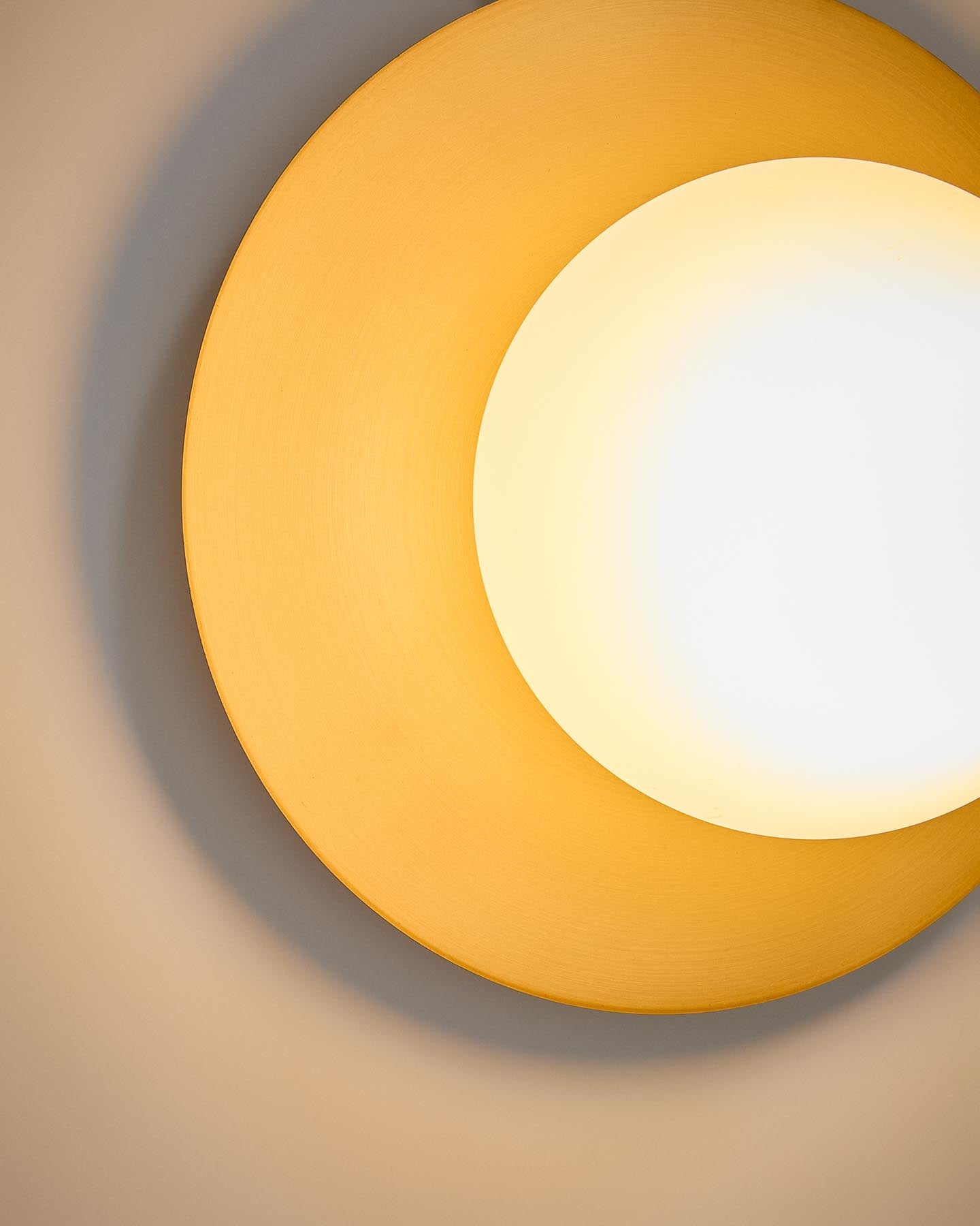 Wandleuchte Brisia aus Metall mit gebürstetem Messing-Finish und einer mattierten Glaskugel Ø 20 cm in Gold präsentiert im Onlineshop von KAQTU Design AG. Wandleuchte ist von Kave Home