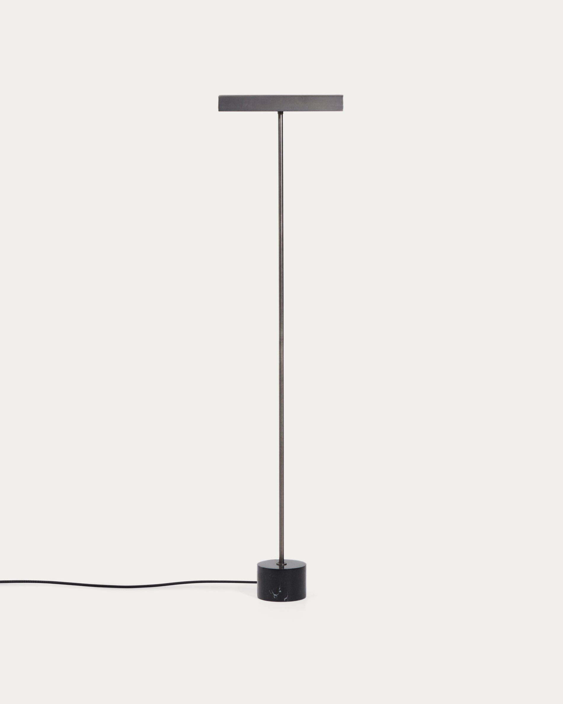 Stehlampe Lynor aus gebürstetem Stahl mit schwarzem Marmorsockel in Schwarz präsentiert im Onlineshop von KAQTU Design AG. Stehleuchte ist von Kave Home