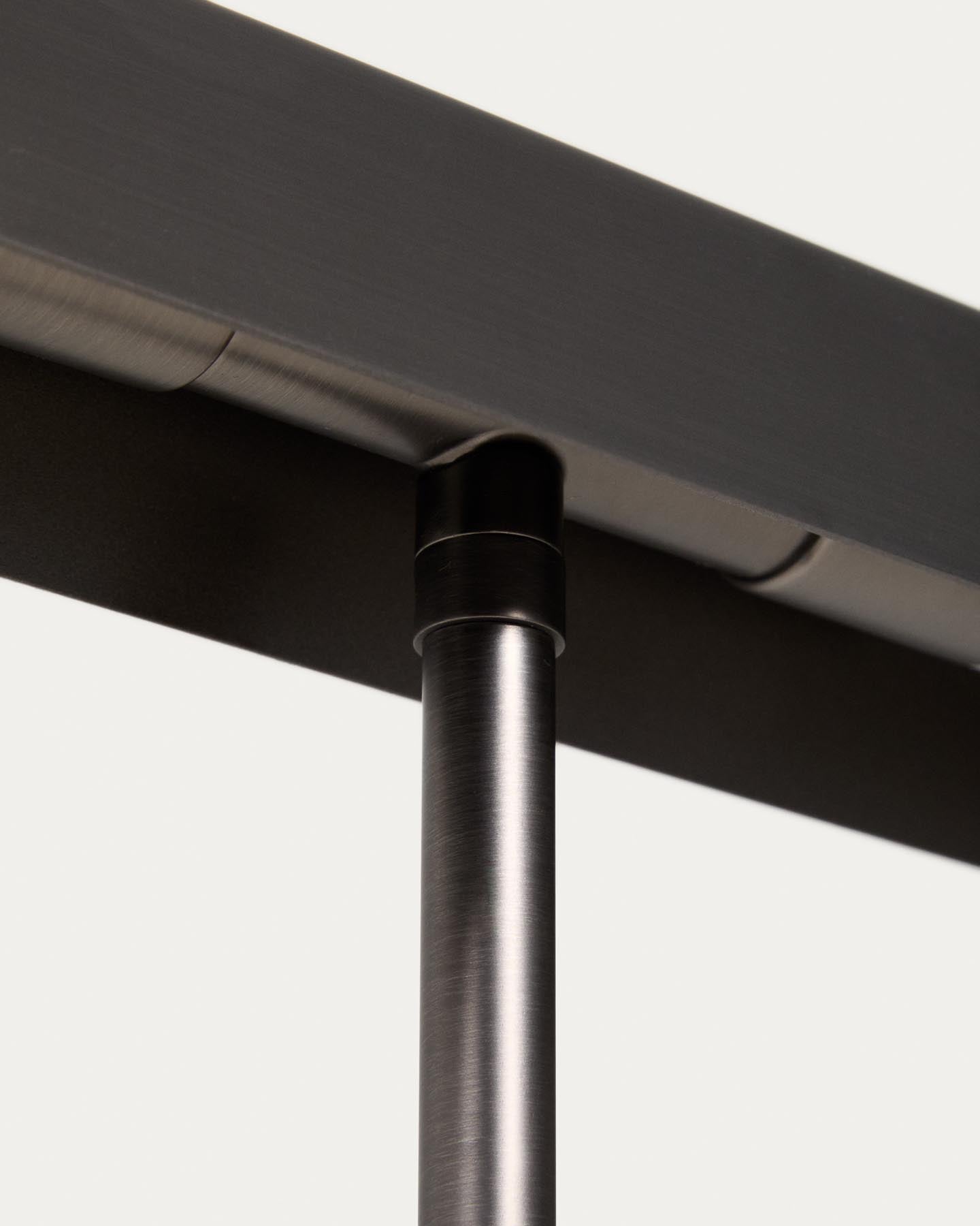 Stehlampe Lynor aus gebürstetem Stahl mit schwarzem Marmorsockel in Schwarz präsentiert im Onlineshop von KAQTU Design AG. Stehleuchte ist von Kave Home