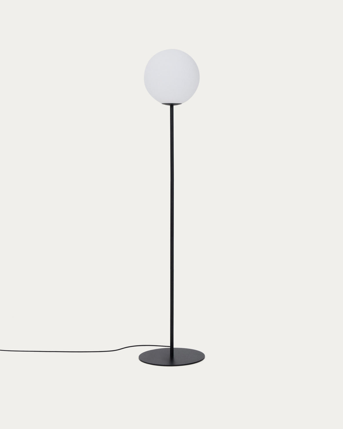 Stehlampe Brisia aus Metall mit schwarzem Finish und einer Glaskugel Ø 30 cm in Schwarz, Weiss präsentiert im Onlineshop von KAQTU Design AG. Stehleuchte ist von Kave Home