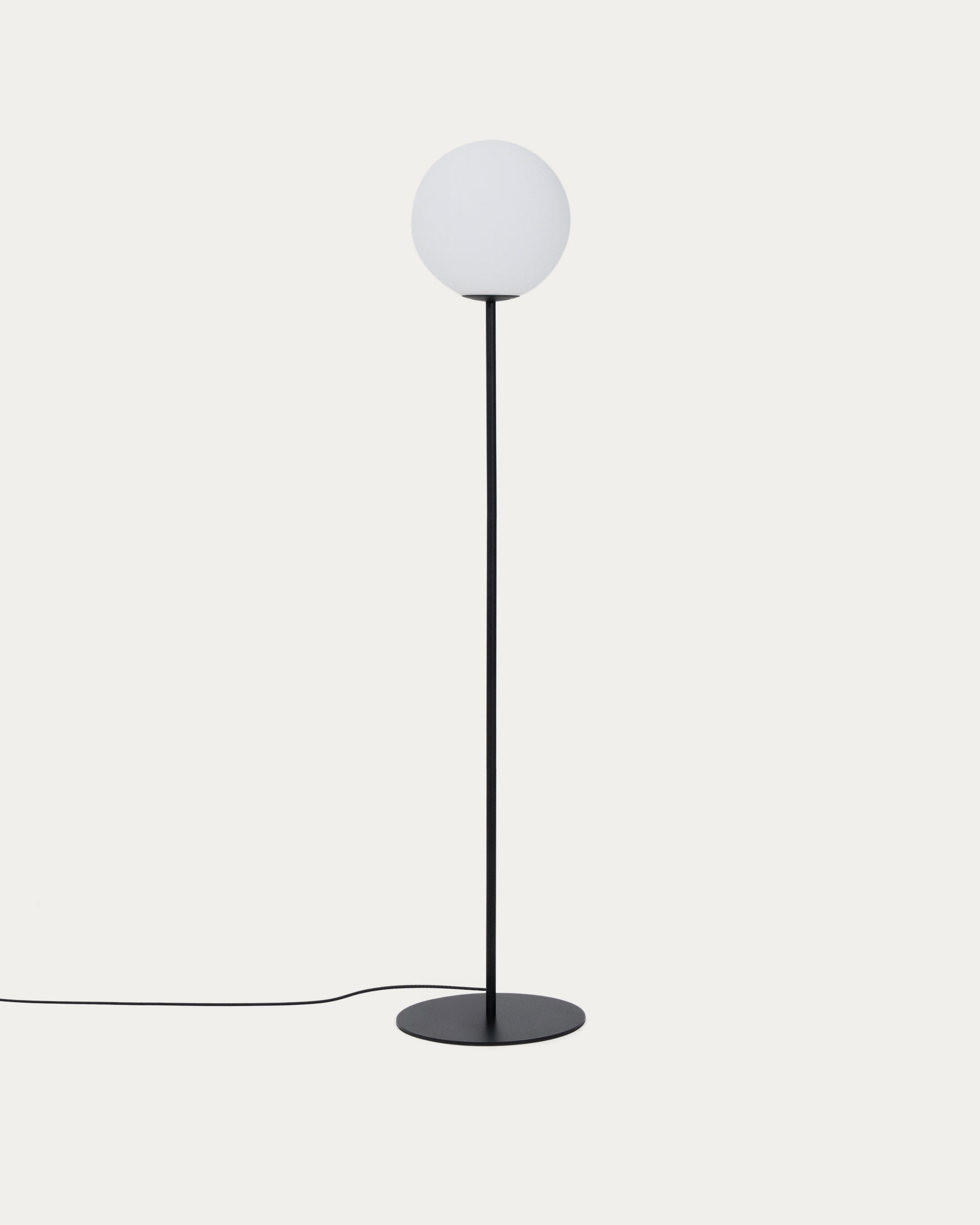 Stehlampe Brisia aus Metall mit schwarzem Finish und einer Glaskugel Ø 30 cm in Schwarz präsentiert im Onlineshop von KAQTU Design AG. Stehleuchte ist von Kave Home