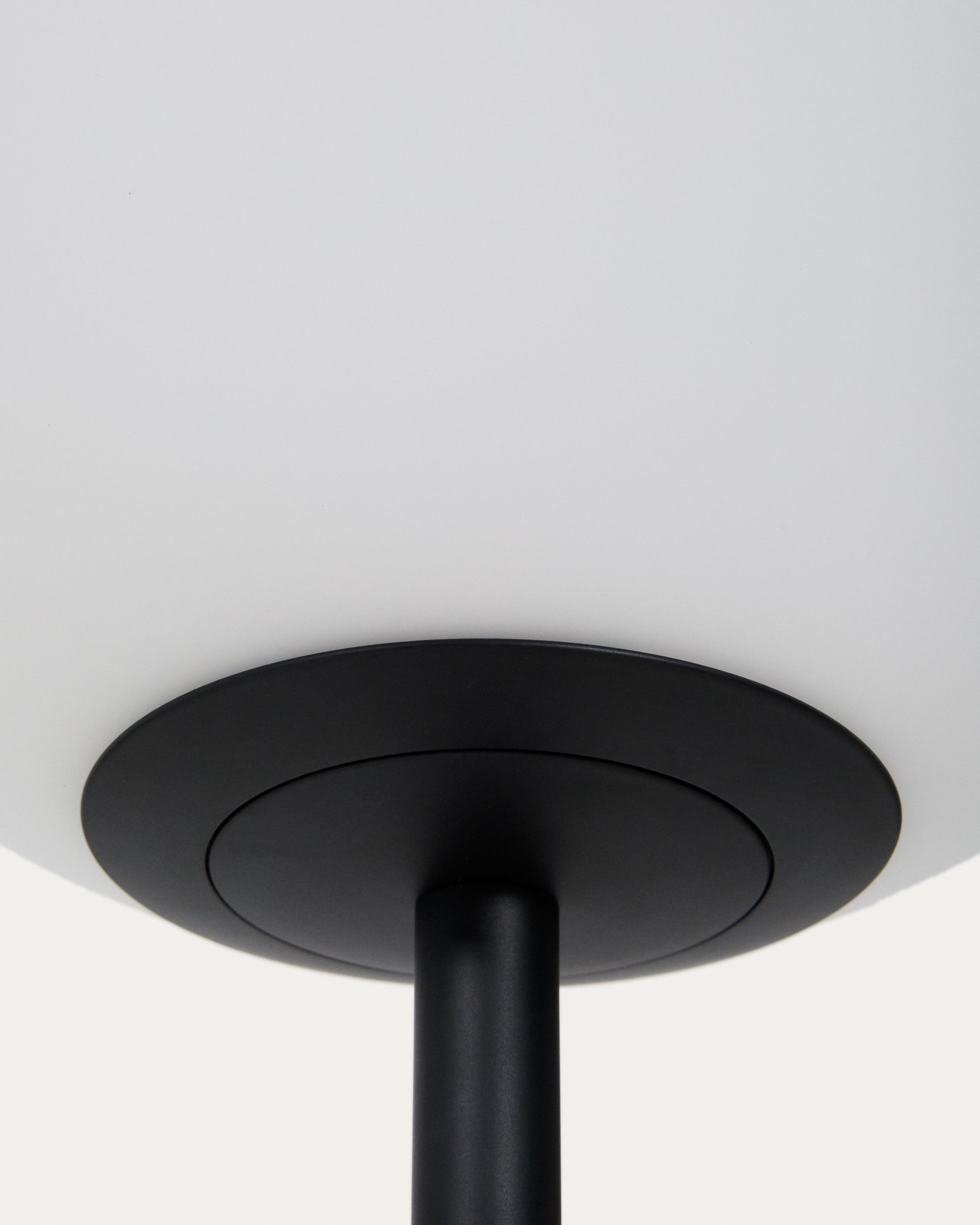 Stehlampe Brisia aus Metall mit schwarzem Finish und einer Glaskugel Ø 30 cm in Schwarz präsentiert im Onlineshop von KAQTU Design AG. Stehleuchte ist von Kave Home