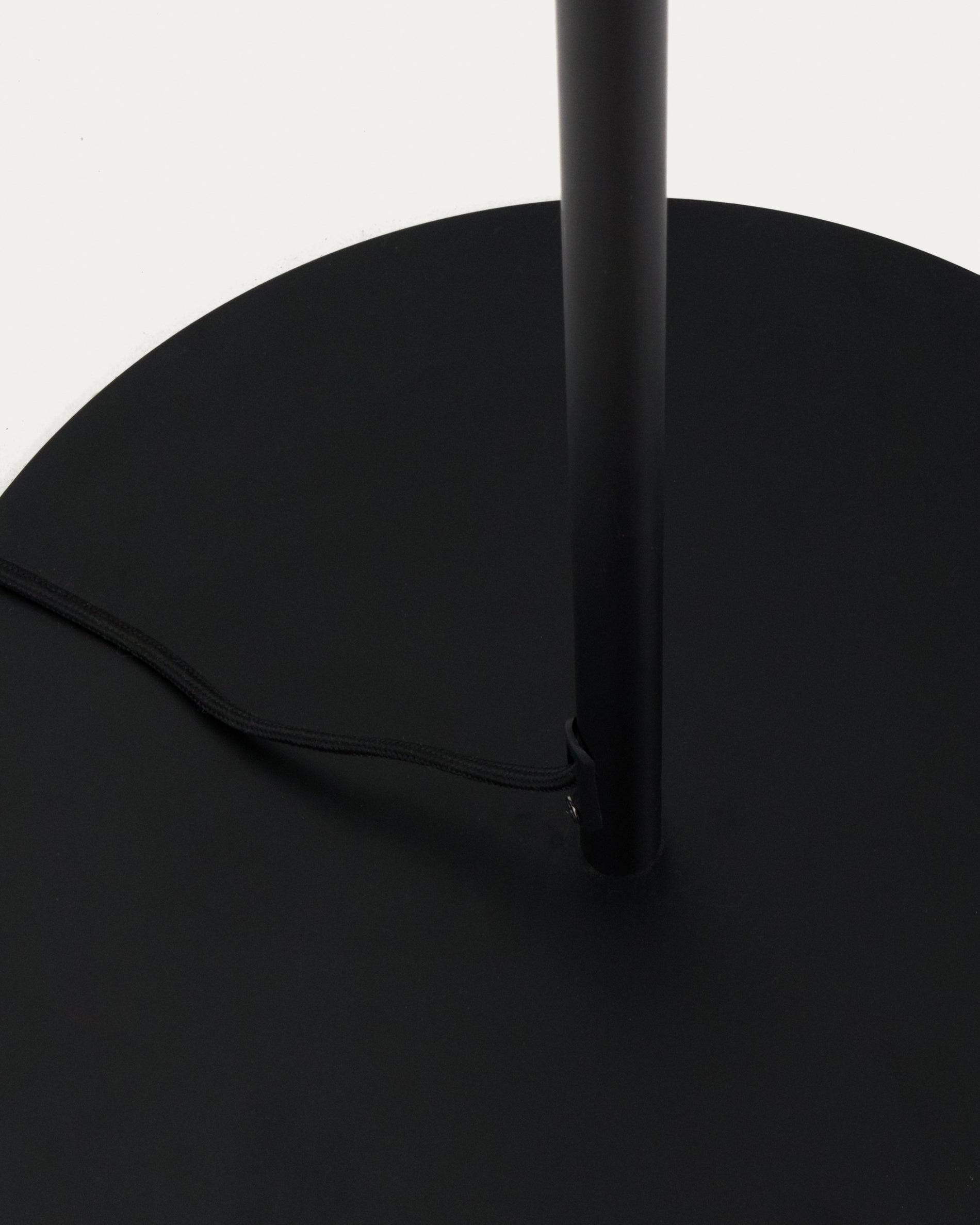 Stehlampe Brisia aus Metall mit schwarzem Finish und einer Glaskugel Ø 30 cm in Schwarz präsentiert im Onlineshop von KAQTU Design AG. Stehleuchte ist von Kave Home