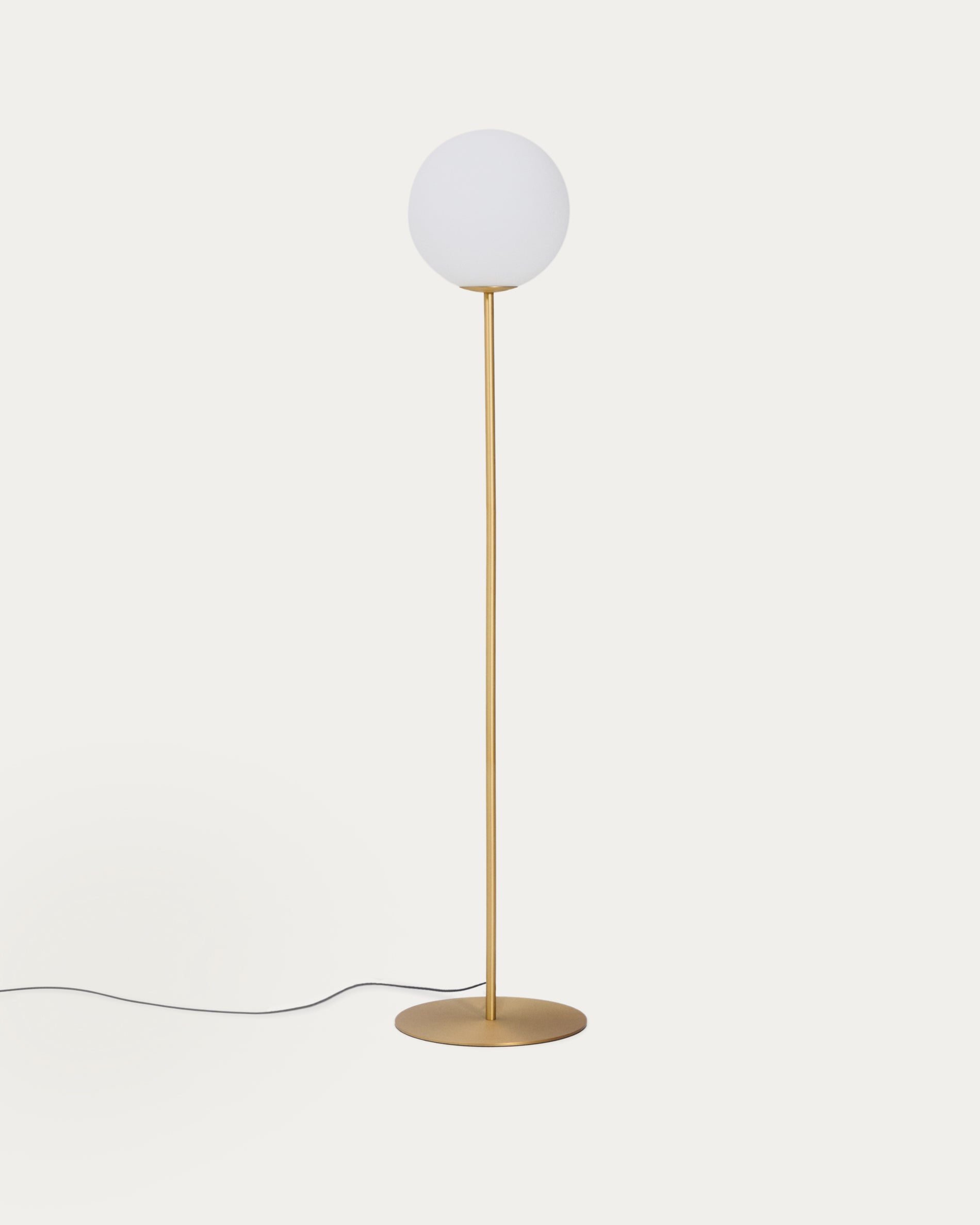 Stehlampe Brisia aus Metall mit gebürstetem Messing-Finish und einer mattierten Glaskugel Ø 30 cm in Gold präsentiert im Onlineshop von KAQTU Design AG. Stehleuchte ist von Kave Home