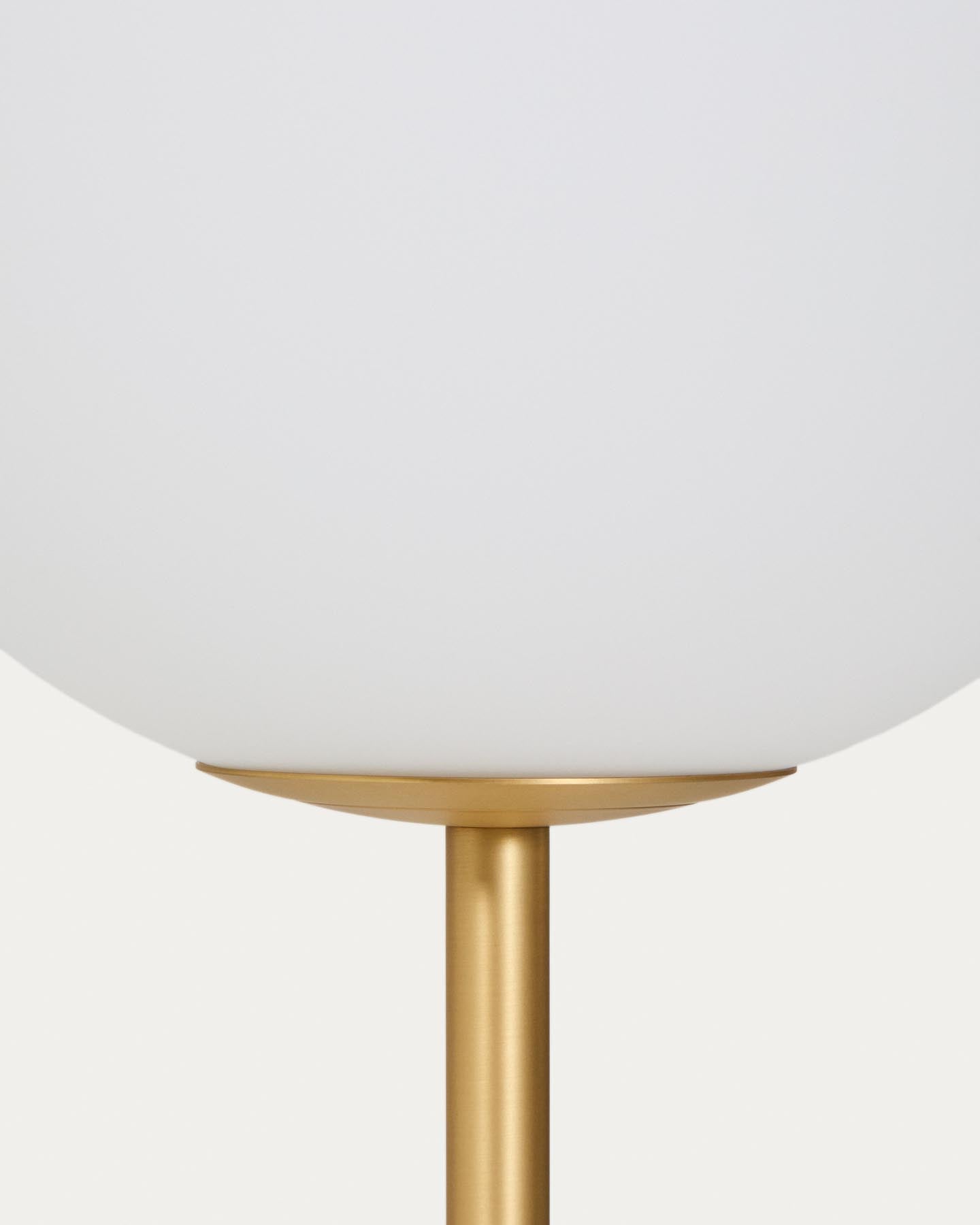 Stehlampe Brisia aus Metall mit gebürstetem Messing-Finish und einer mattierten Glaskugel Ø 30 cm in Gold präsentiert im Onlineshop von KAQTU Design AG. Stehleuchte ist von Kave Home