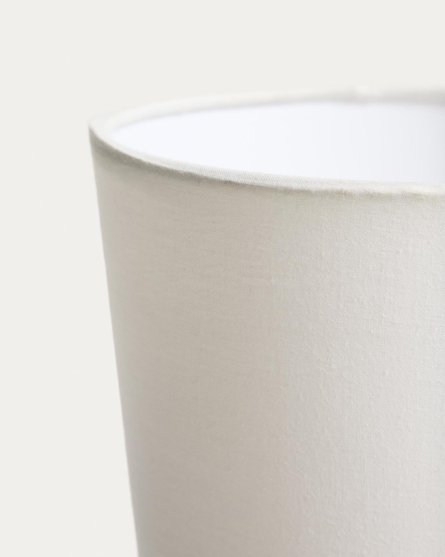 Kleine Tischlampe Viona in strukturierter Steinoptik mit einem Lampenschirm aus Baumwolle in Hellgrau präsentiert im Onlineshop von KAQTU Design AG. Tischleuchte ist von Kave Home