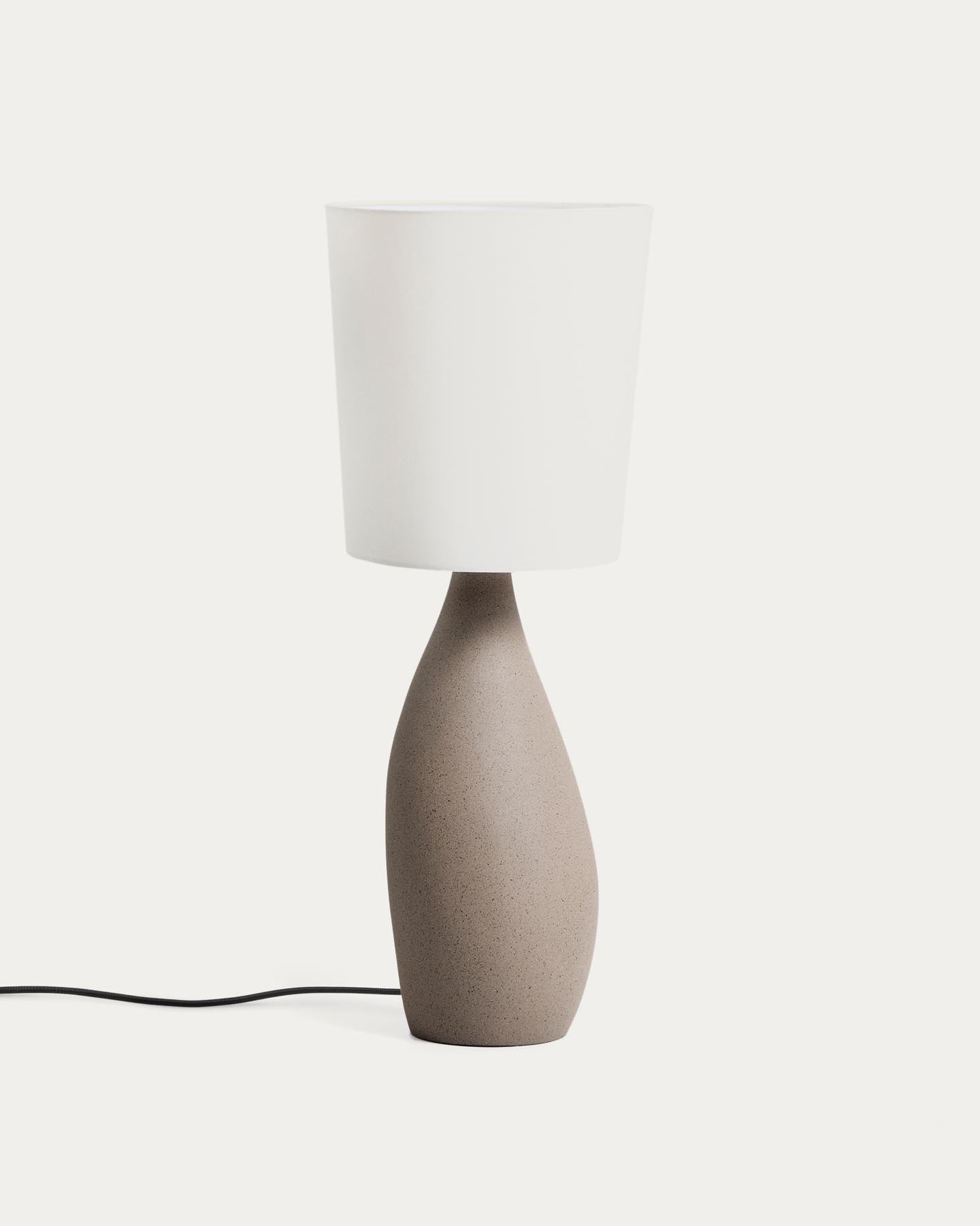 Große Tischlampe Viona in strukturierter Steinoptik mit einem Lampenschirm aus Baumwolle in Hellgrau präsentiert im Onlineshop von KAQTU Design AG. Stehleuchte ist von Kave Home