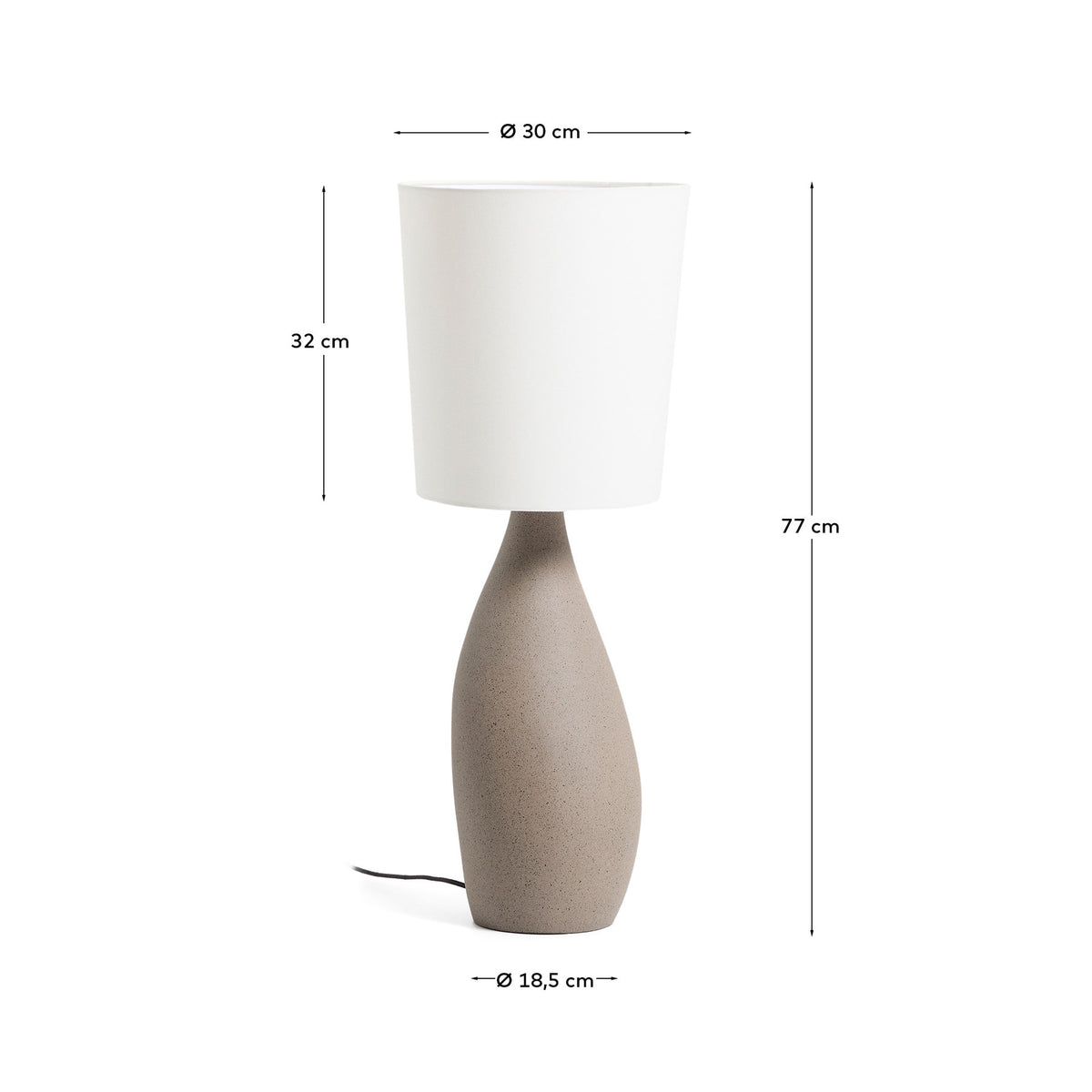 Grosse Tischlampe Viona in strukturierter Steinoptik mit einem Lampenschirm aus Baumwolle in Hellgrau präsentiert im Onlineshop von KAQTU Design AG. Stehleuchte ist von Kave Home