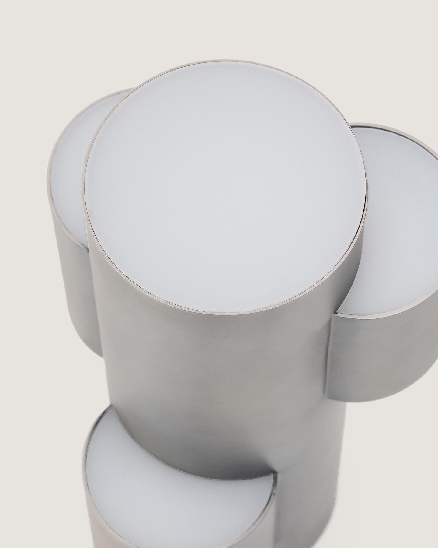 Tragbare LED-Tischlampe Adrina aus hellgrauem Metall mit gebürstetem Finish in Silber präsentiert im Onlineshop von KAQTU Design AG. Tischleuchte ist von Kave Home