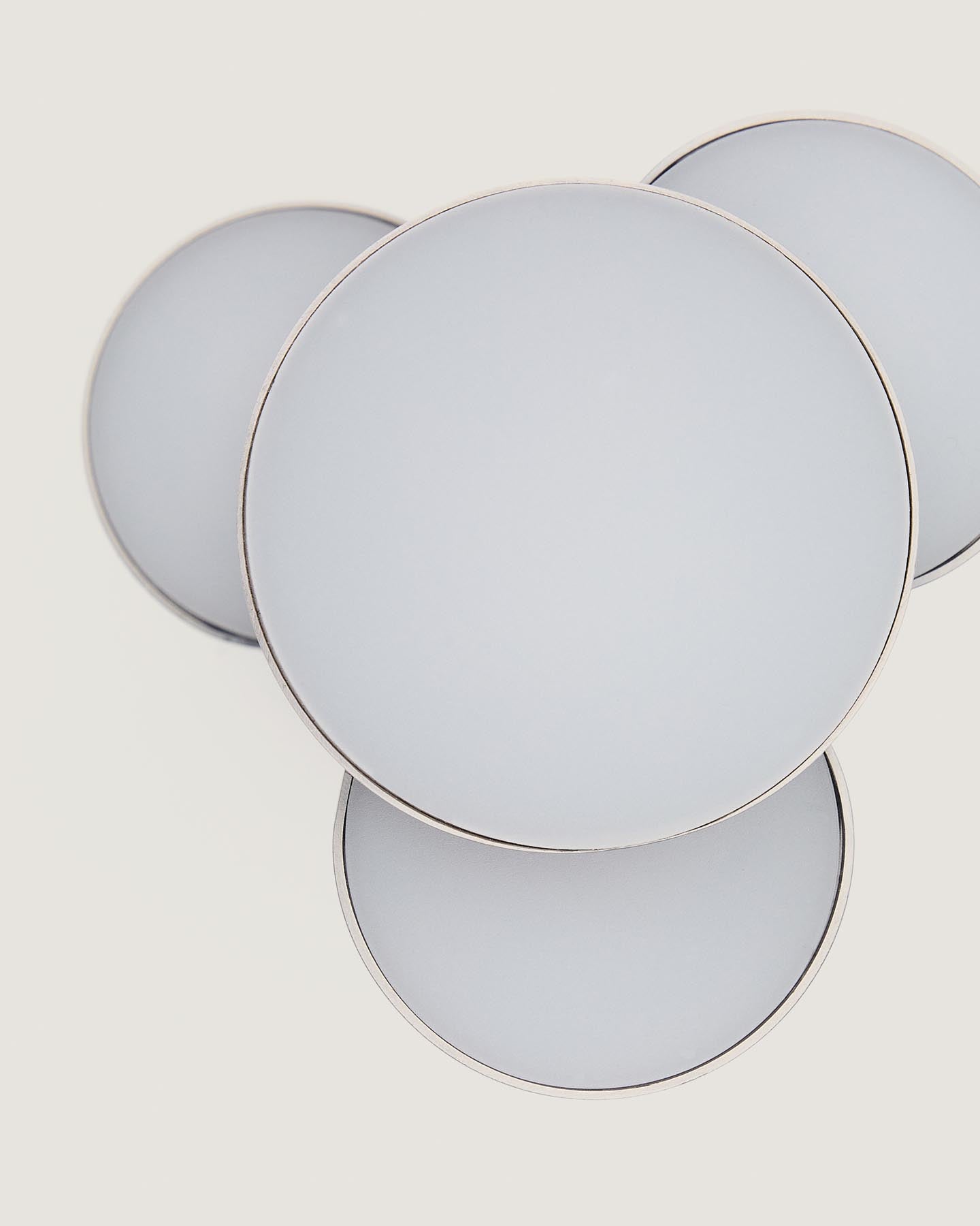 Tragbare LED-Tischlampe Adrina aus hellgrauem Metall mit gebürstetem Finish in Silber präsentiert im Onlineshop von KAQTU Design AG. Tischleuchte ist von Kave Home