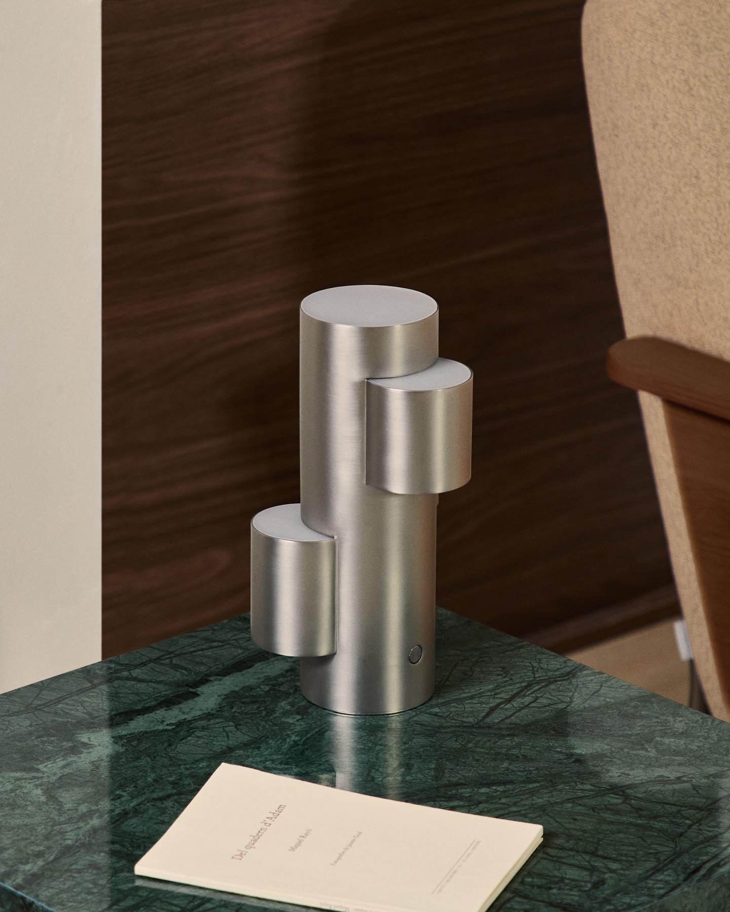 Tragbare LED-Tischlampe Adrina aus hellgrauem Metall mit gebürstetem Finish in Silber präsentiert im Onlineshop von KAQTU Design AG. Tischleuchte ist von Kave Home