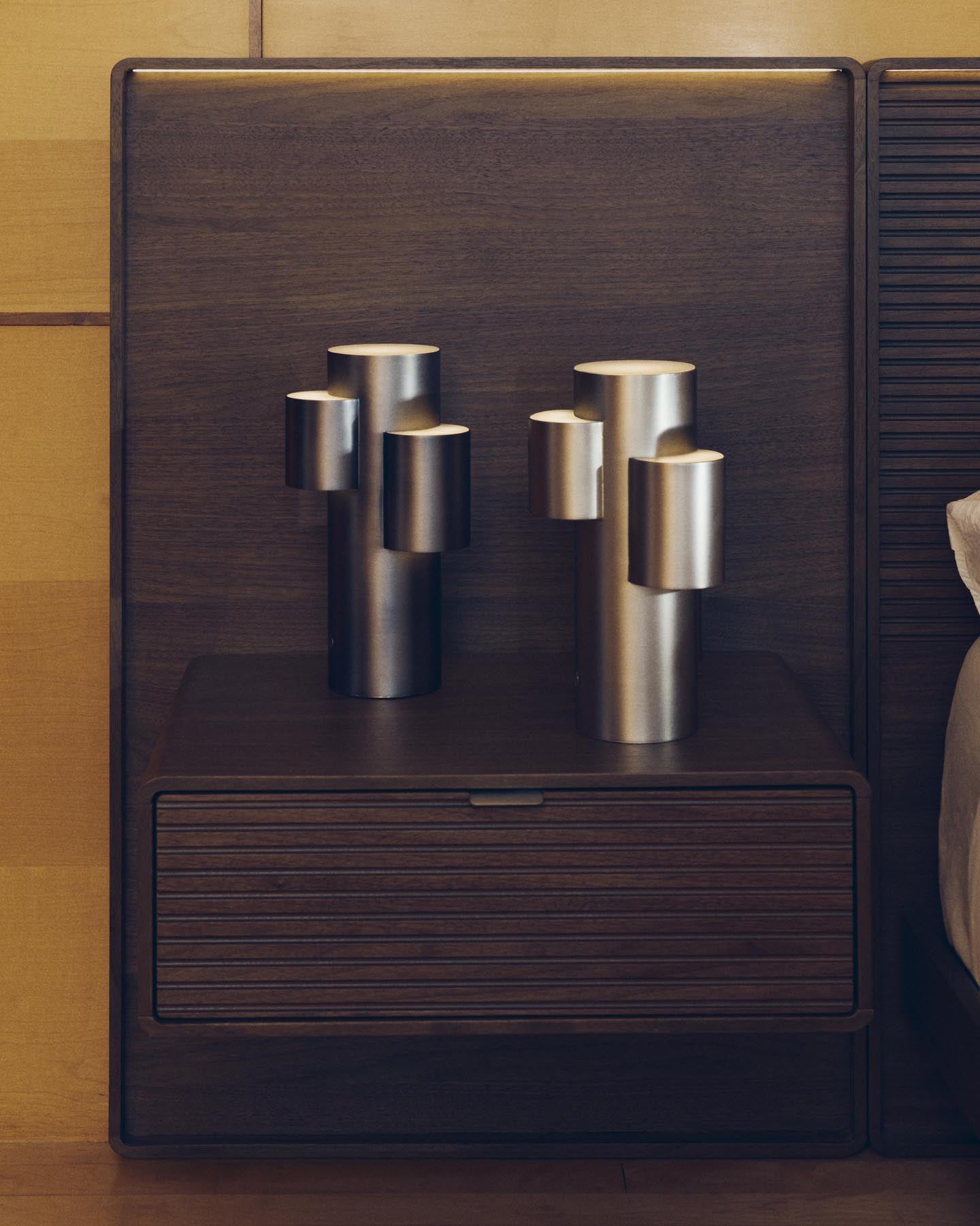 Tragbare LED-Tischlampe Adrina aus hellgrauem Metall mit gebürstetem Finish in Silber präsentiert im Onlineshop von KAQTU Design AG. Tischleuchte ist von Kave Home