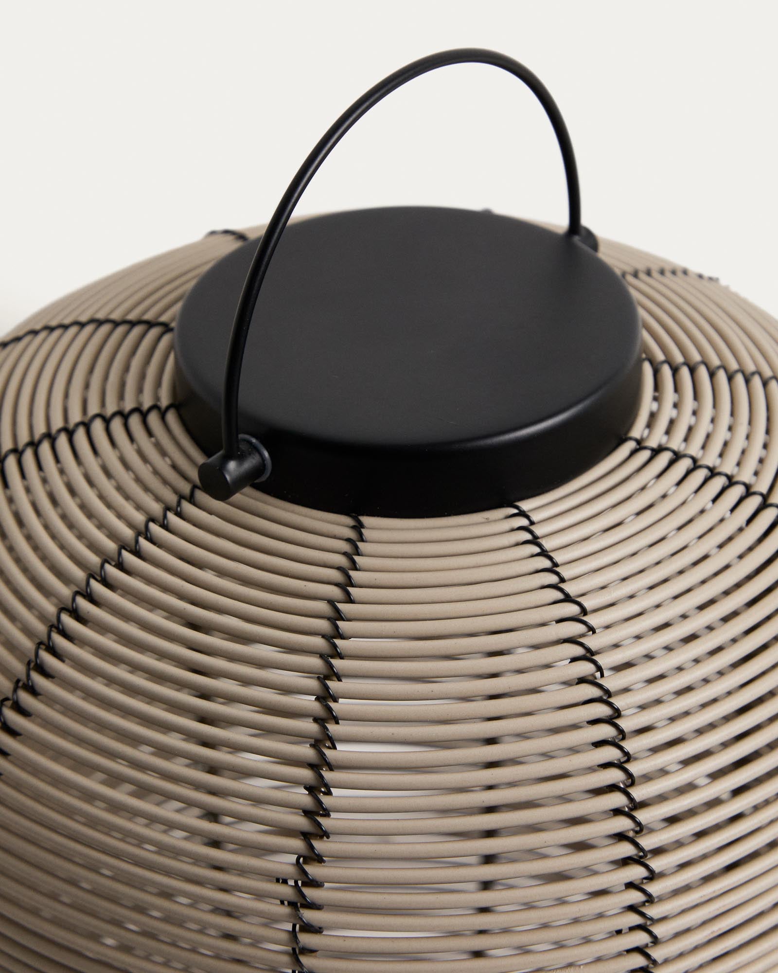 Elegante tragbare LED-Tischlampe Saranella aus hellgrauem Rattan, ideal für stimmungsvolle Beleuchtung im Freien, erhältlich bei Kave Home.