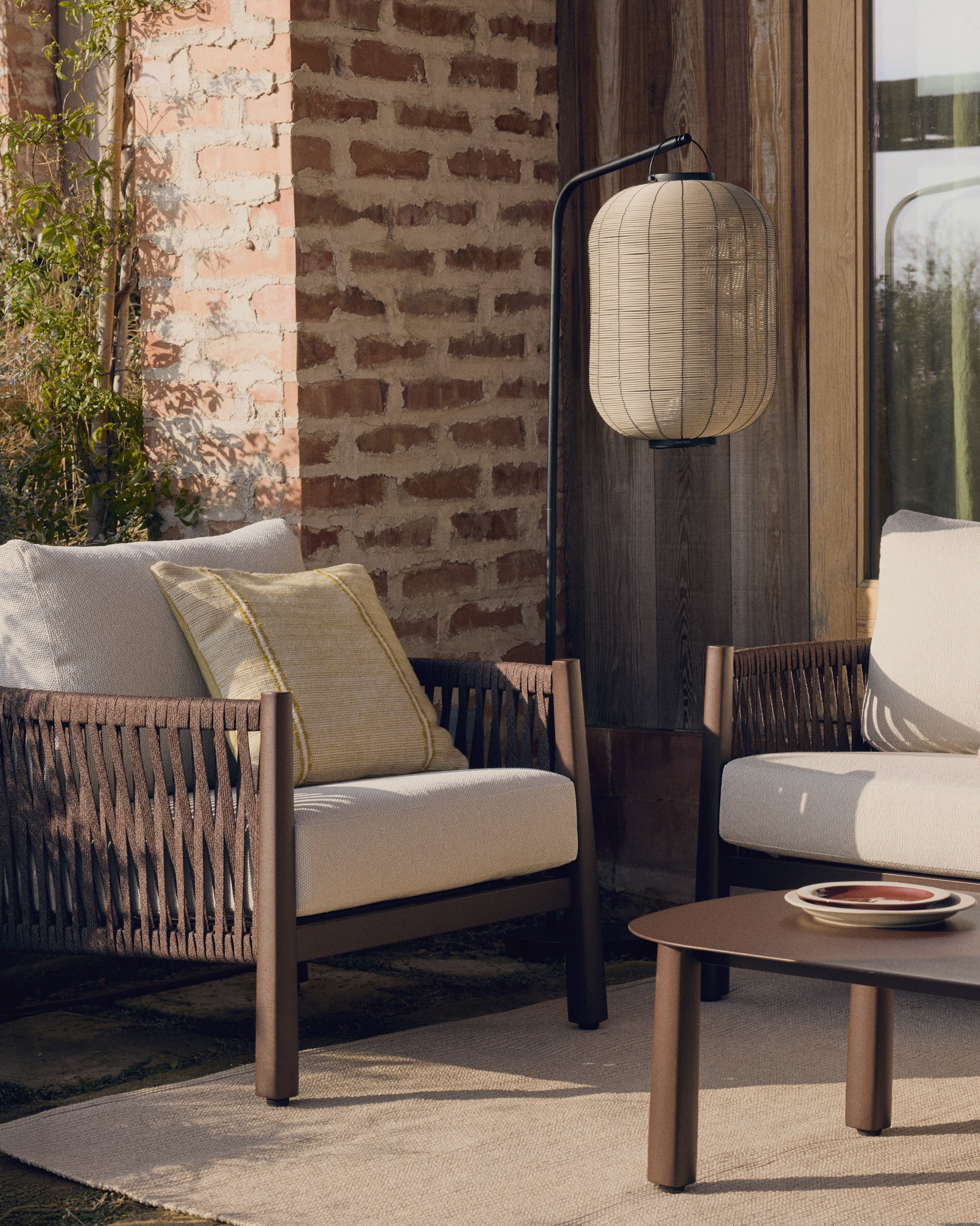 Tragbare LED-Tischlampe Saranella aus hellgrauem synthetischem Rattan in Beige präsentiert im Onlineshop von KAQTU Design AG. Outdoor Tischleuchte ist von Kave Home