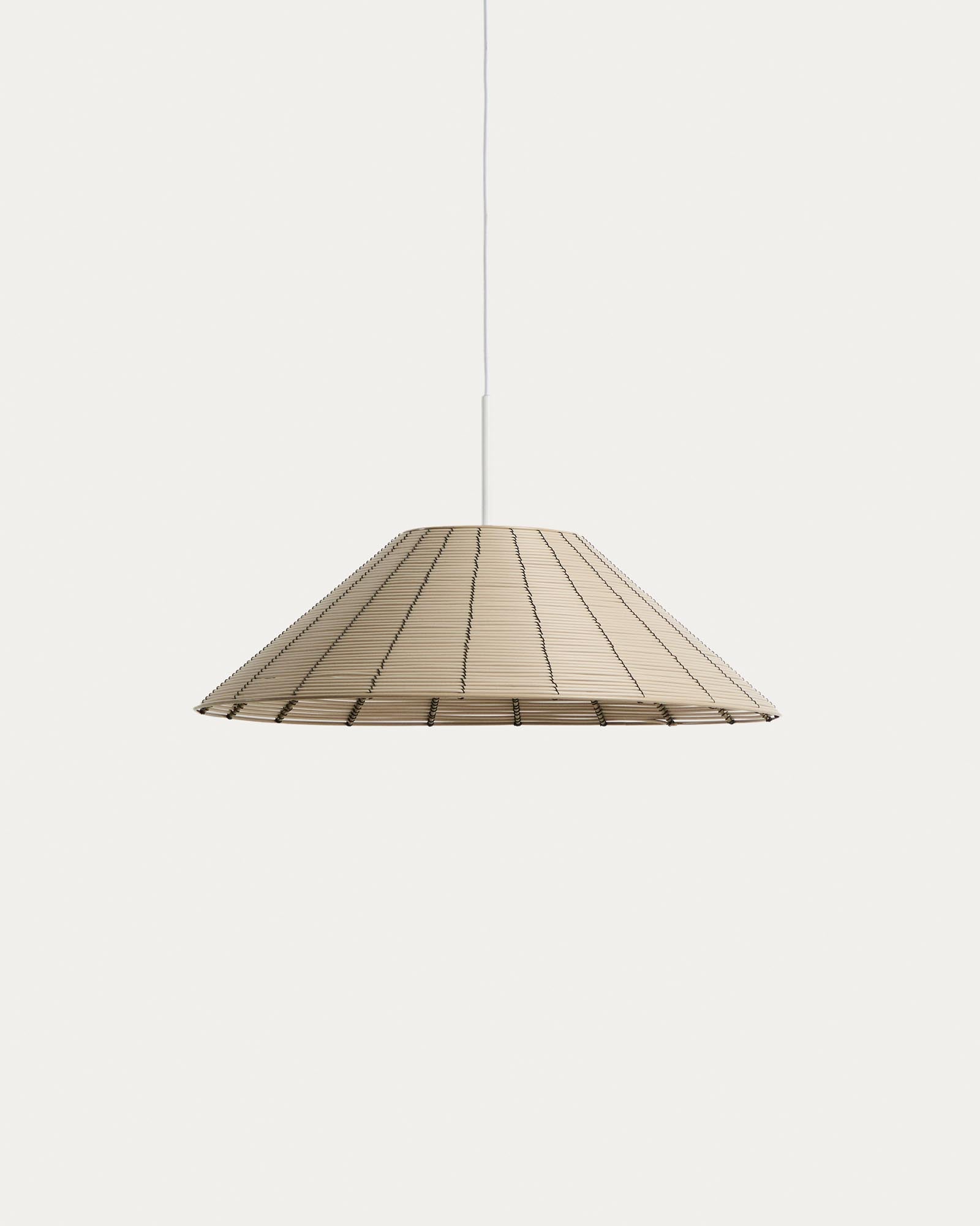 Lampenschirm für die Outdoor-Deckenleuchte Saranella aus hellgrauem synthetischem Rattan, Ø 50 cm in Beige präsentiert im Onlineshop von KAQTU Design AG. Outdoor Pendelleuchte ist von Kave Home