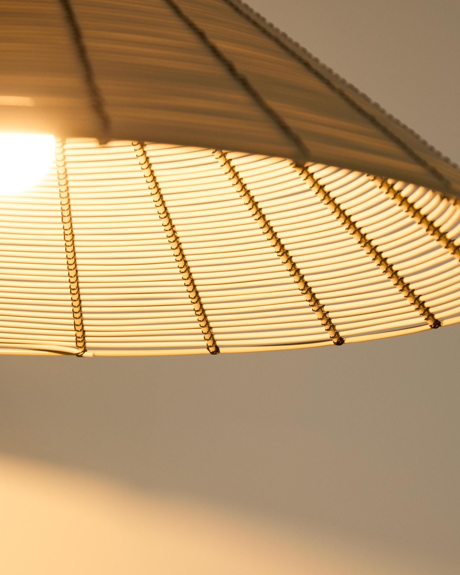Eleganter Lampenschirm aus hellgrauem synthetischen Rattan, Ø 50 cm, ideal für die stilvolle Beleuchtung im Außenbereich.
