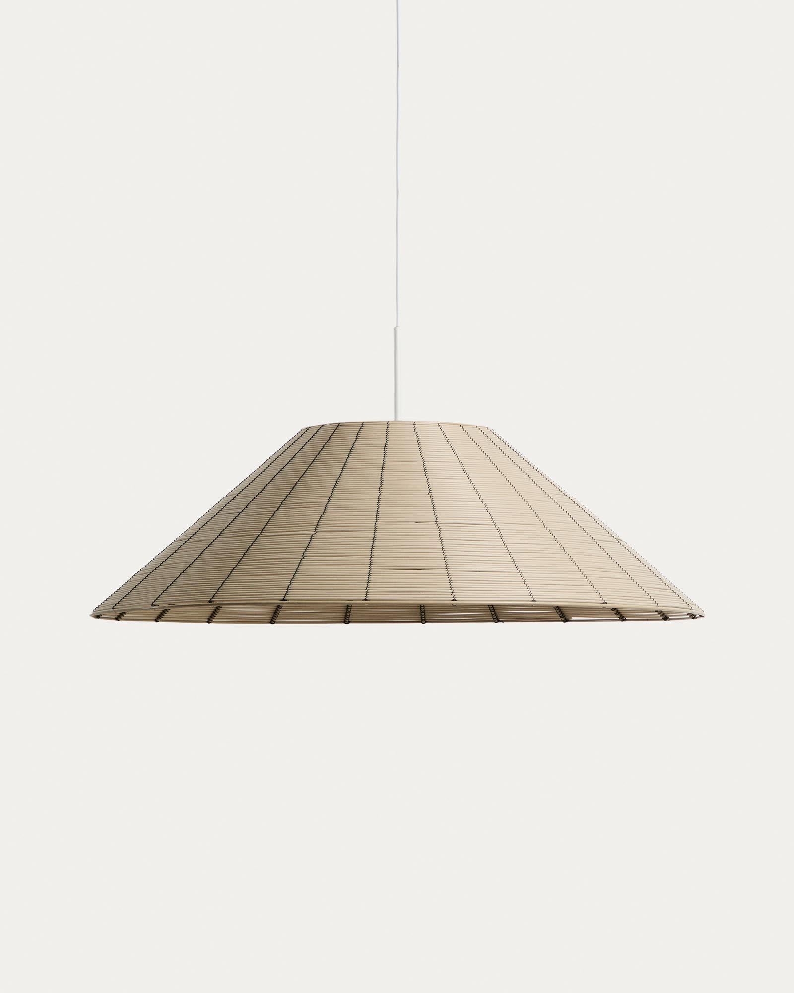 Lampenschirm für die Outdoor-Deckenleuchte Saranella aus hellgrauem synthetischem Rattan, Ø 70 cm in Beige präsentiert im Onlineshop von KAQTU Design AG. Outdoor Pendelleuchte ist von Kave Home